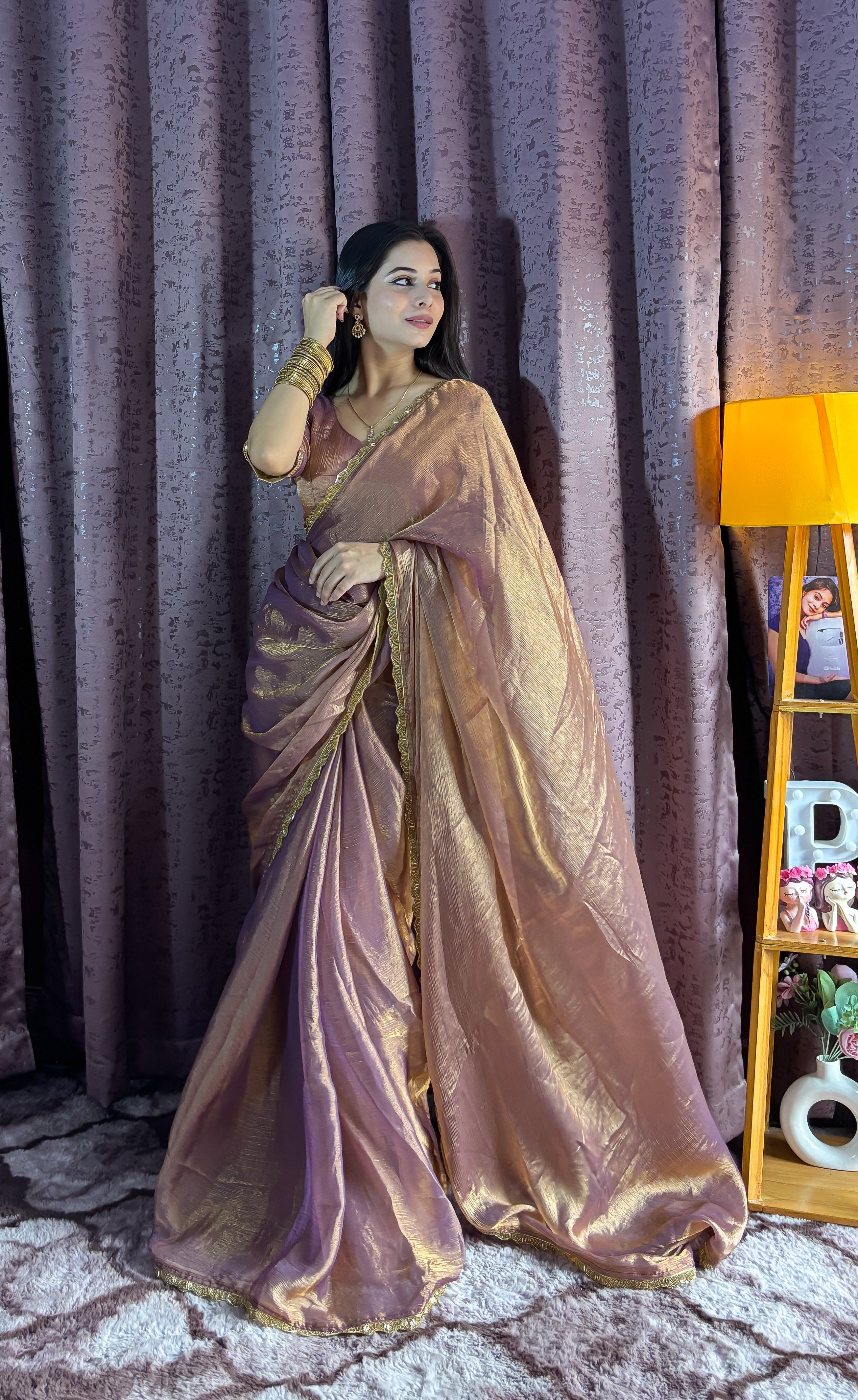 पार्टी वियर डिज़ाइनर साड़ी मोतियों के साथ हैंड पाइप वर्क के साथ