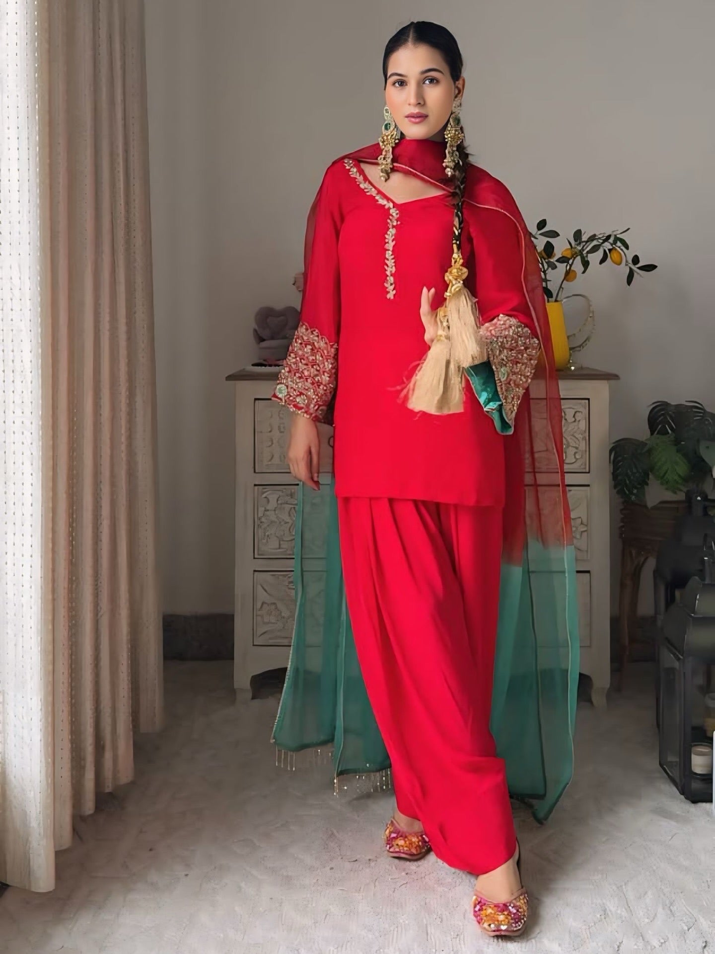 पार्टी वियर खूबसूरत टॉप-बॉटम और डिज़ाइनर दुपट्टा