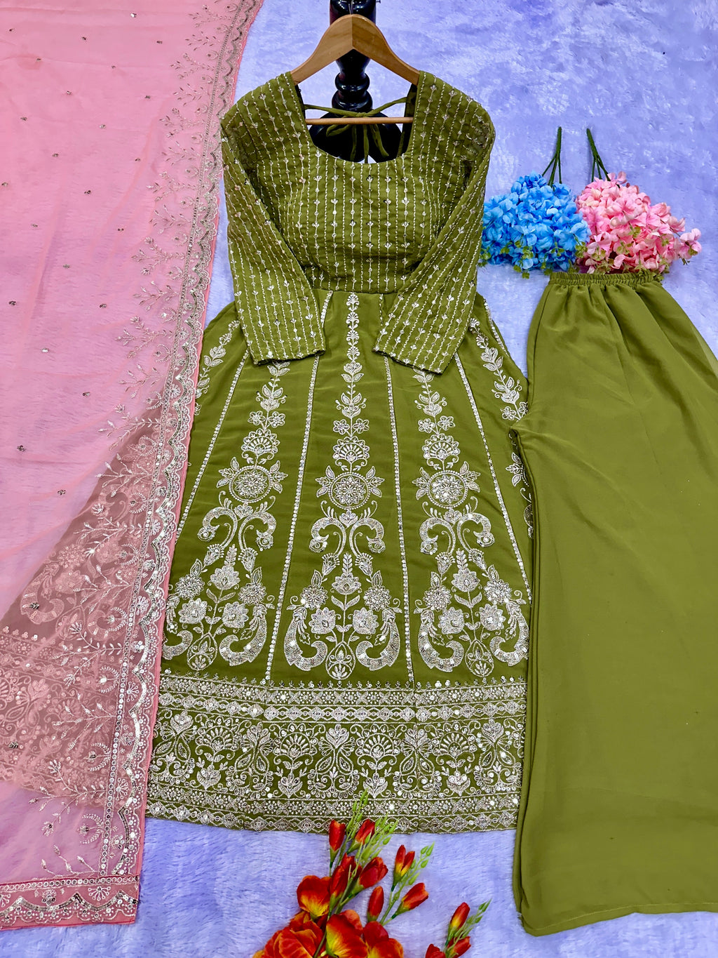 पार्टी वियर लुक डिज़ाइनर साइड कट कुर्ती बॉटम और दुपट्टे के साथ