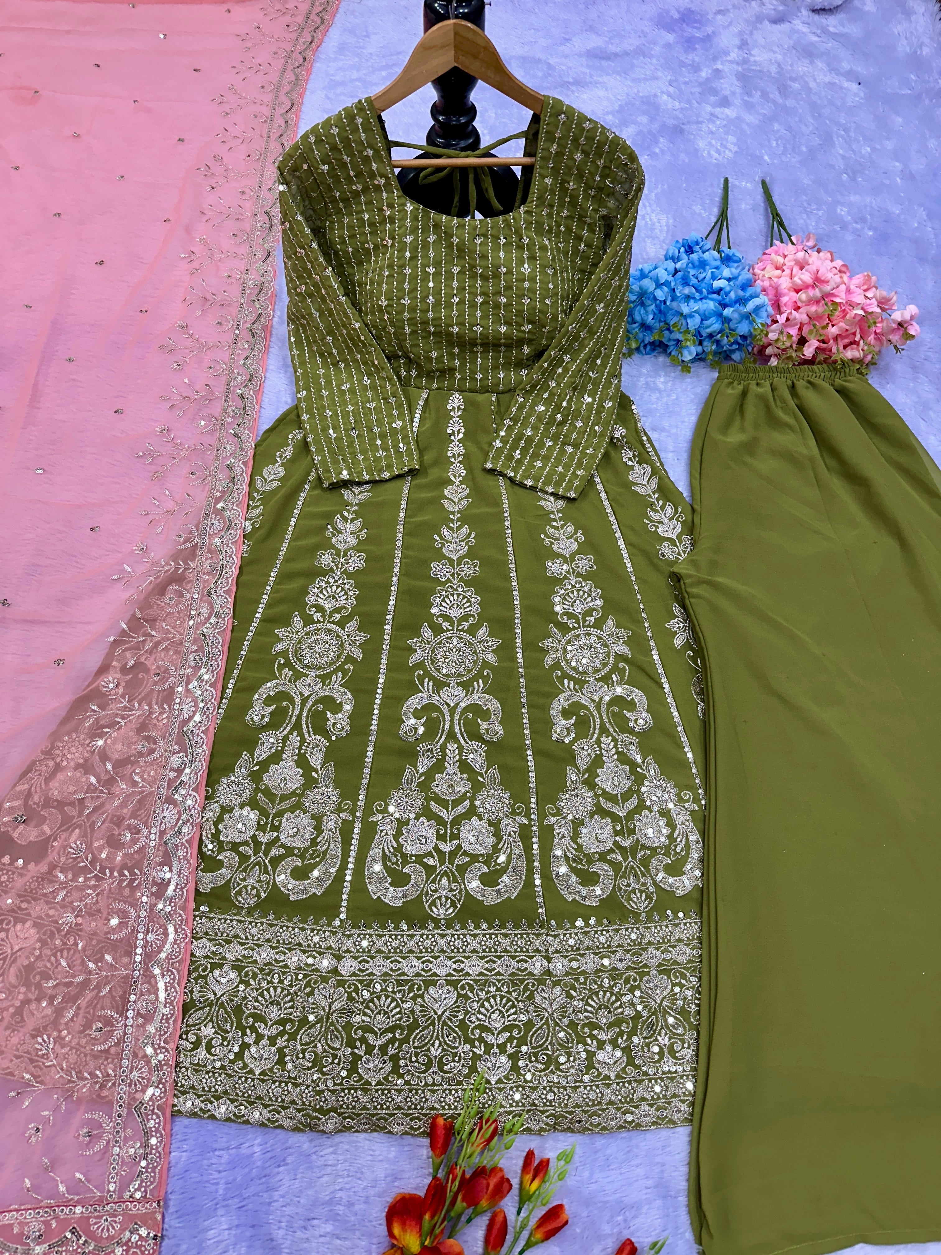 पार्टी वियर लुक डिज़ाइनर साइड कट कुर्ती बॉटम और दुपट्टे के साथ