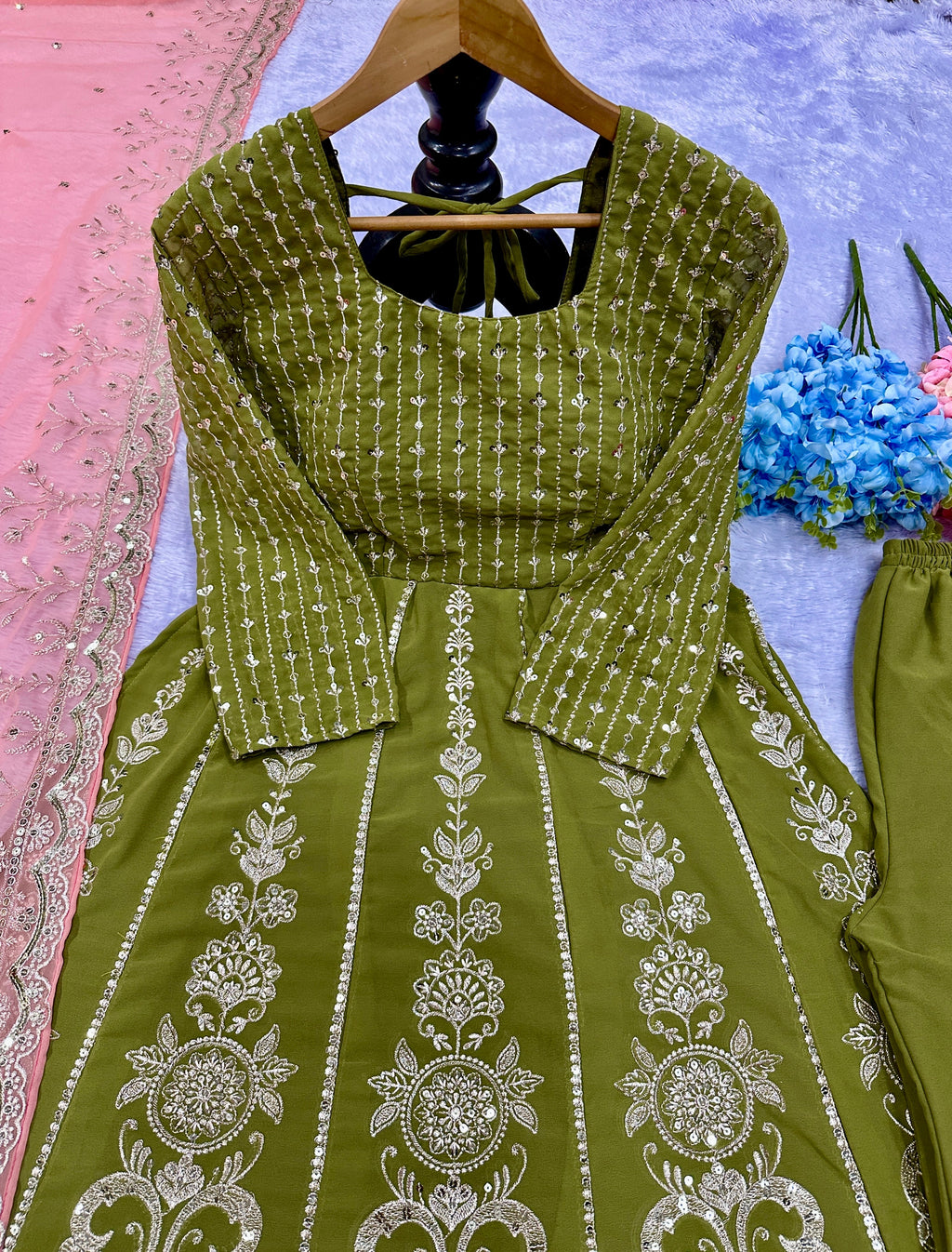 पार्टी वियर लुक डिज़ाइनर साइड कट कुर्ती बॉटम और दुपट्टे के साथ