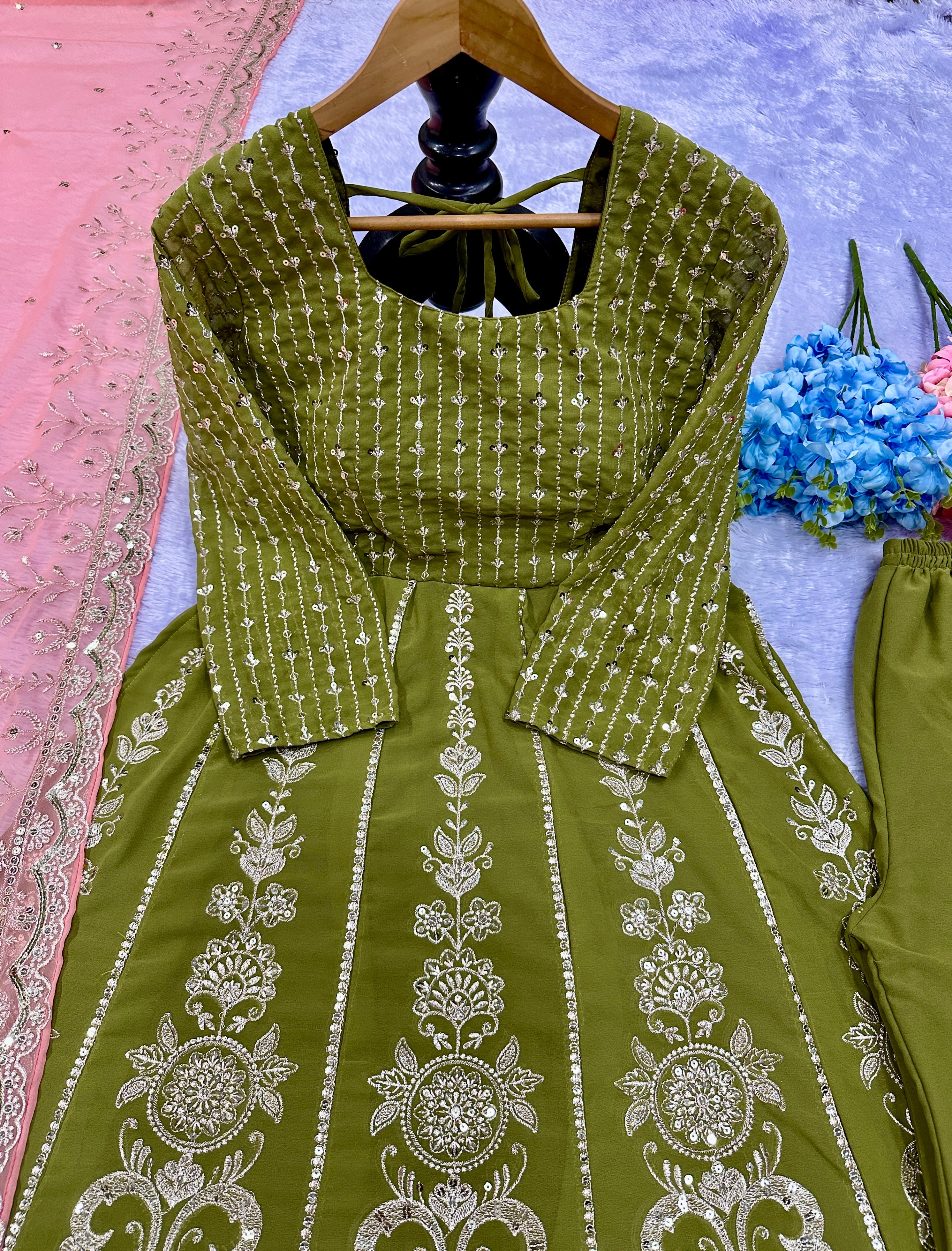 पार्टी वियर लुक डिज़ाइनर साइड कट कुर्ती बॉटम और दुपट्टे के साथ