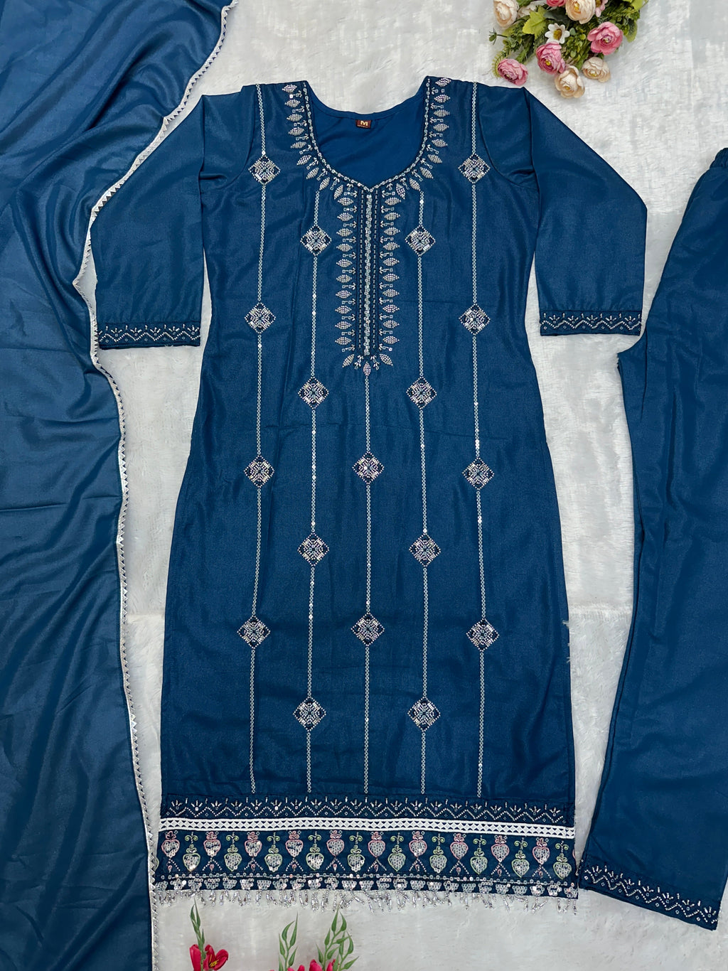 पार्टी वियर खूबसूरत टॉप-बॉटम और दुपट्टा