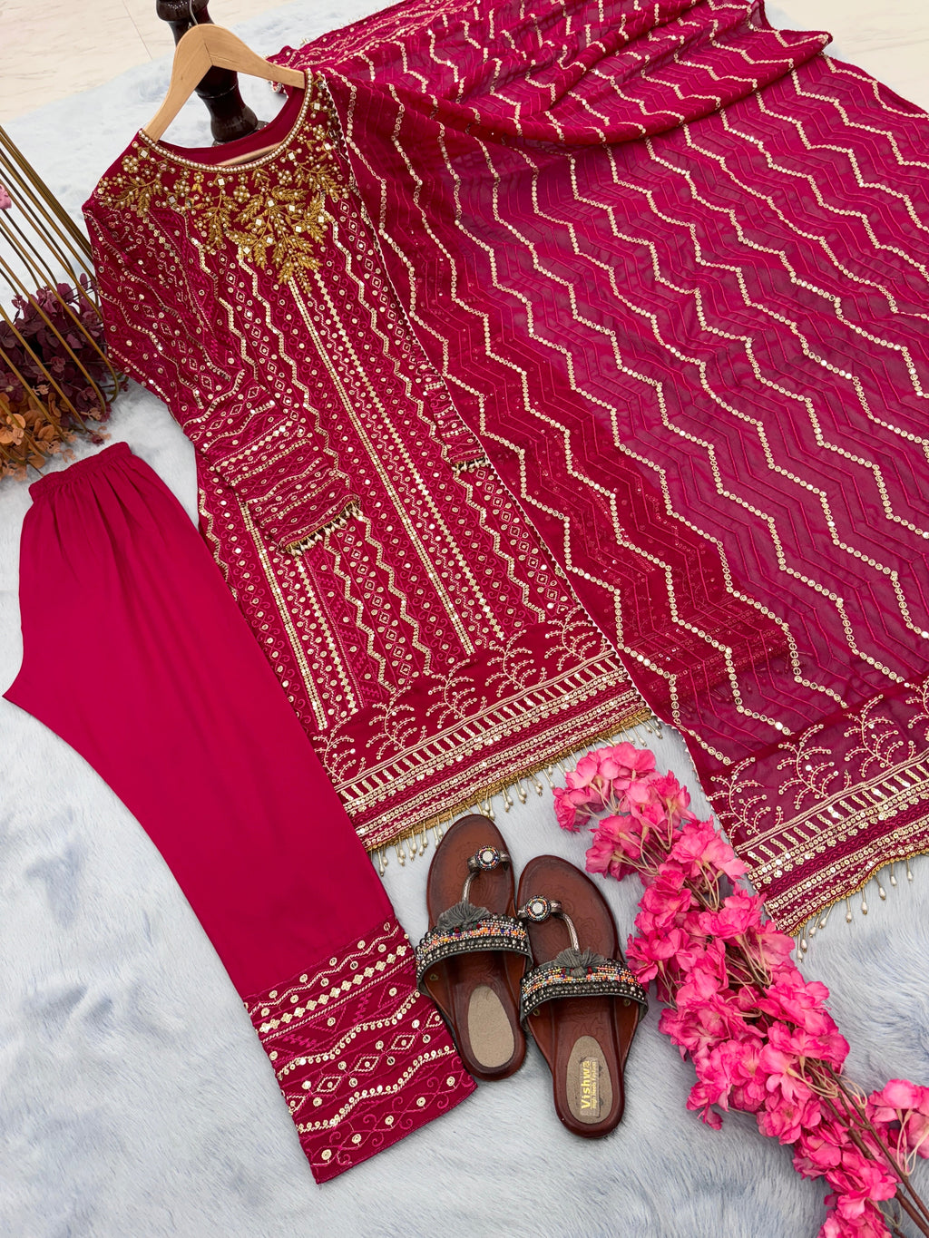 कढ़ाई अनुक्रम कार्य के साथ पार्टी वियर टॉप बॉटम और दुपट्टा