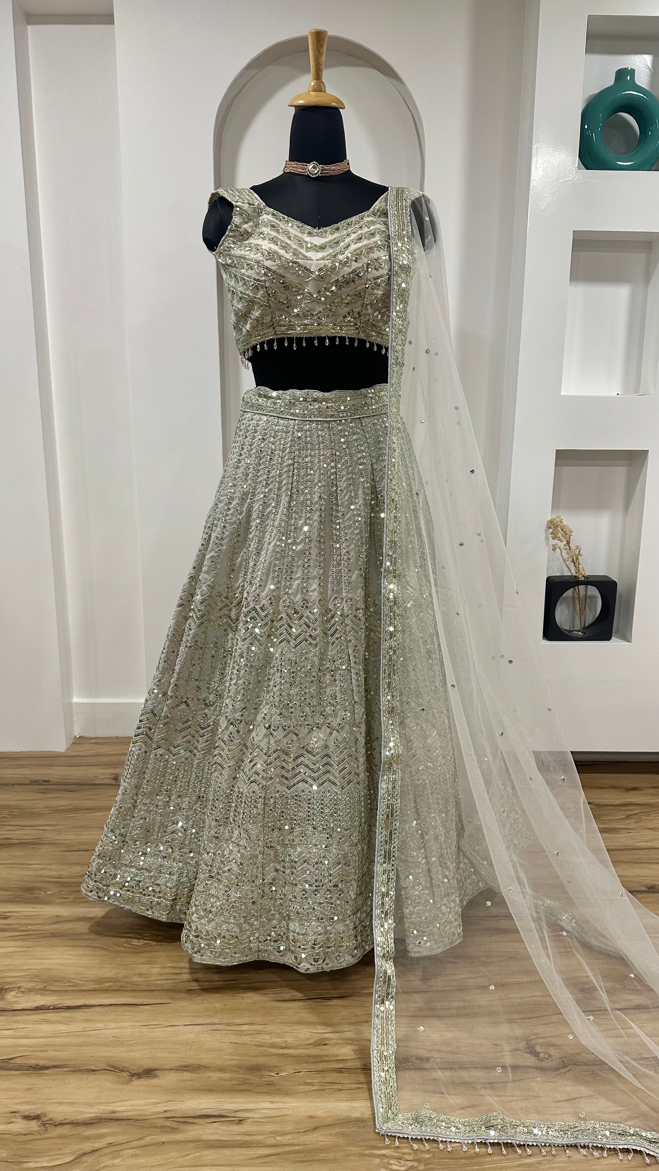 पार्टी वियर डिज़ाइनर लहंगा चोली सीक्वेंस वर्क के साथ