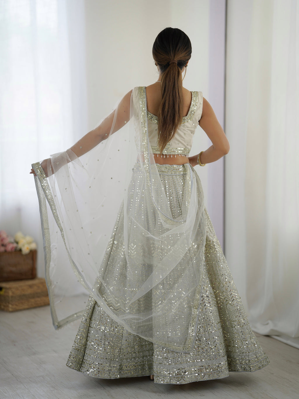 पार्टी वियर डिज़ाइनर लहंगा चोली सीक्वेंस वर्क के साथ