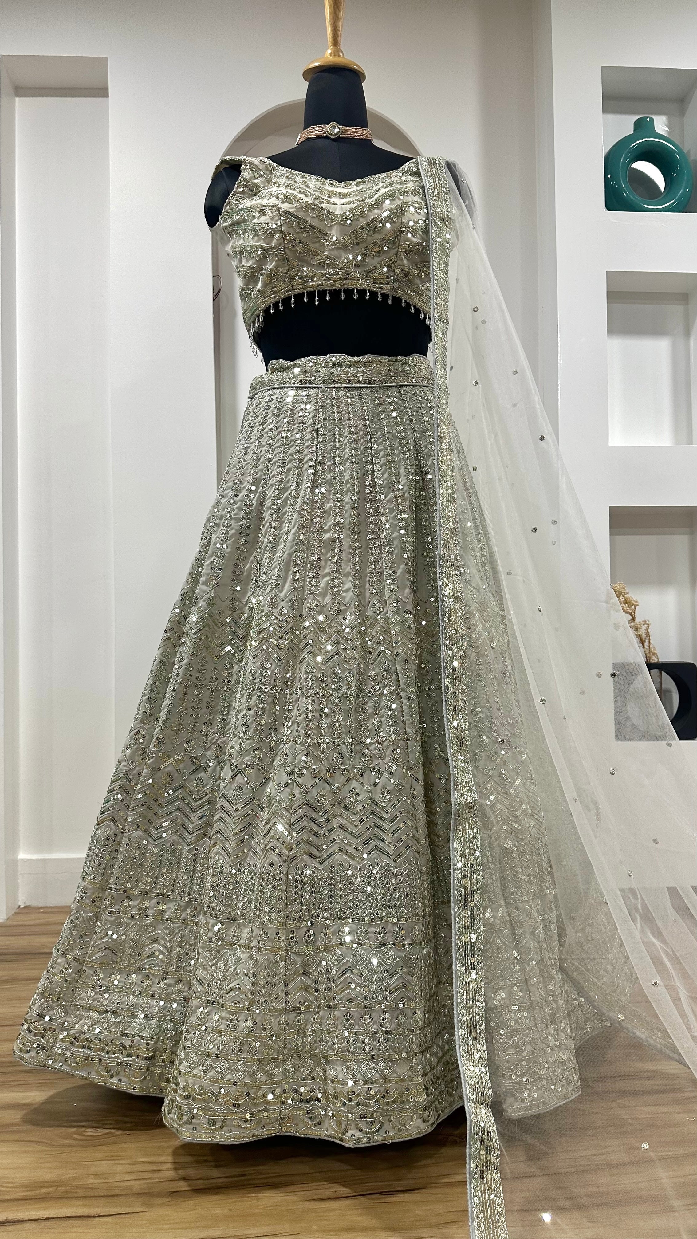 पार्टी वियर डिज़ाइनर लहंगा चोली सीक्वेंस वर्क के साथ