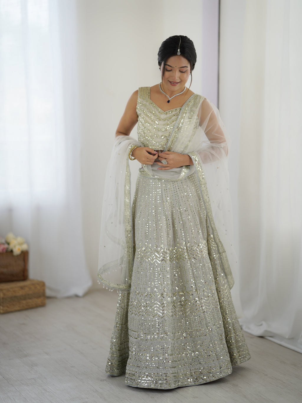 पार्टी वियर डिज़ाइनर लहंगा चोली सीक्वेंस वर्क के साथ