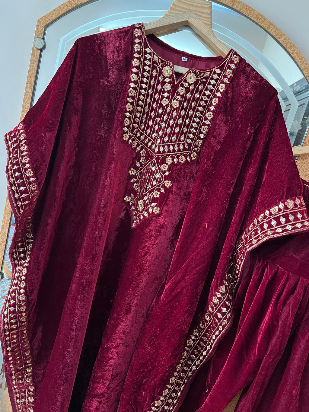 कढ़ाई के काम के साथ पार्टी वियर सुंदर टॉप और बॉटम