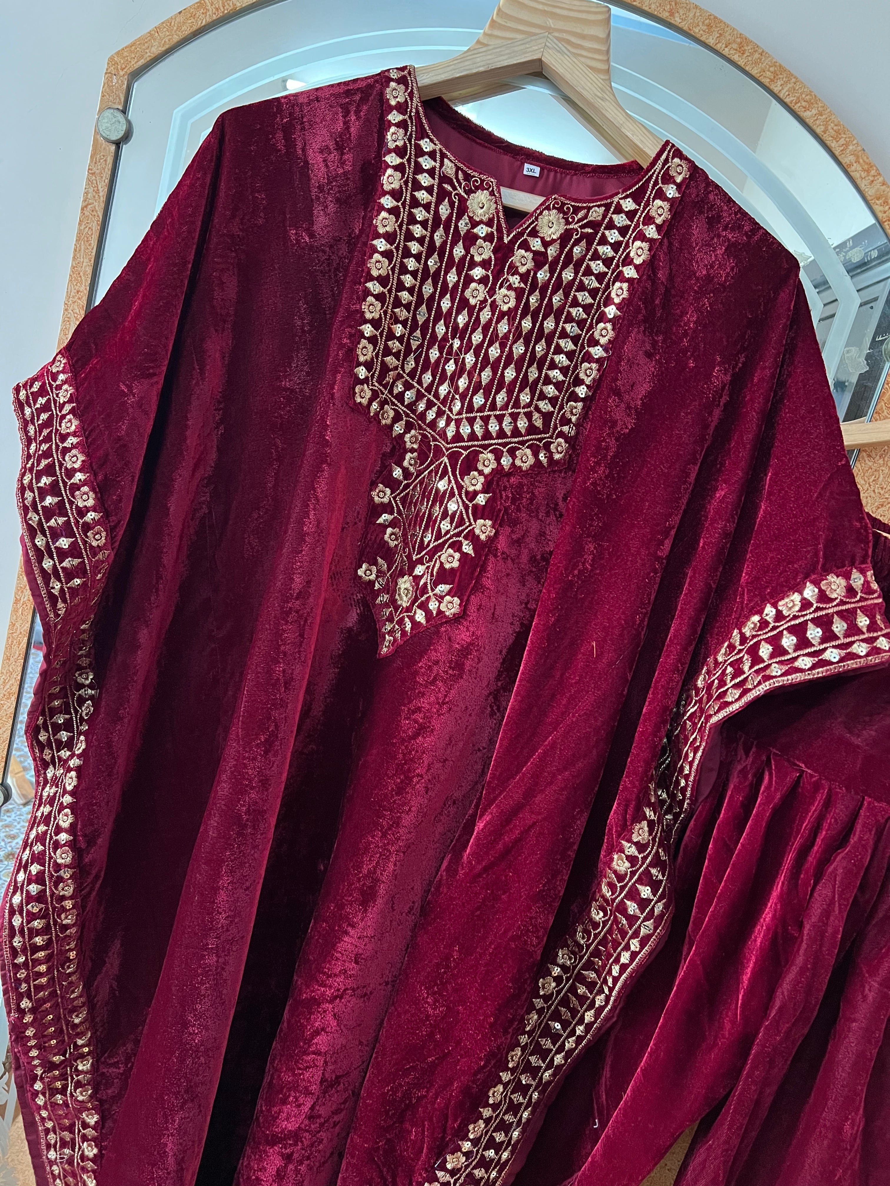 कढ़ाई के काम के साथ पार्टी वियर सुंदर टॉप और बॉटम