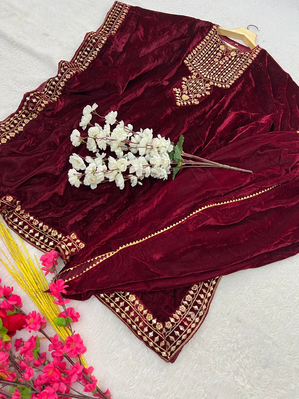 कढ़ाई के काम के साथ पार्टी वियर सुंदर टॉप और बॉटम