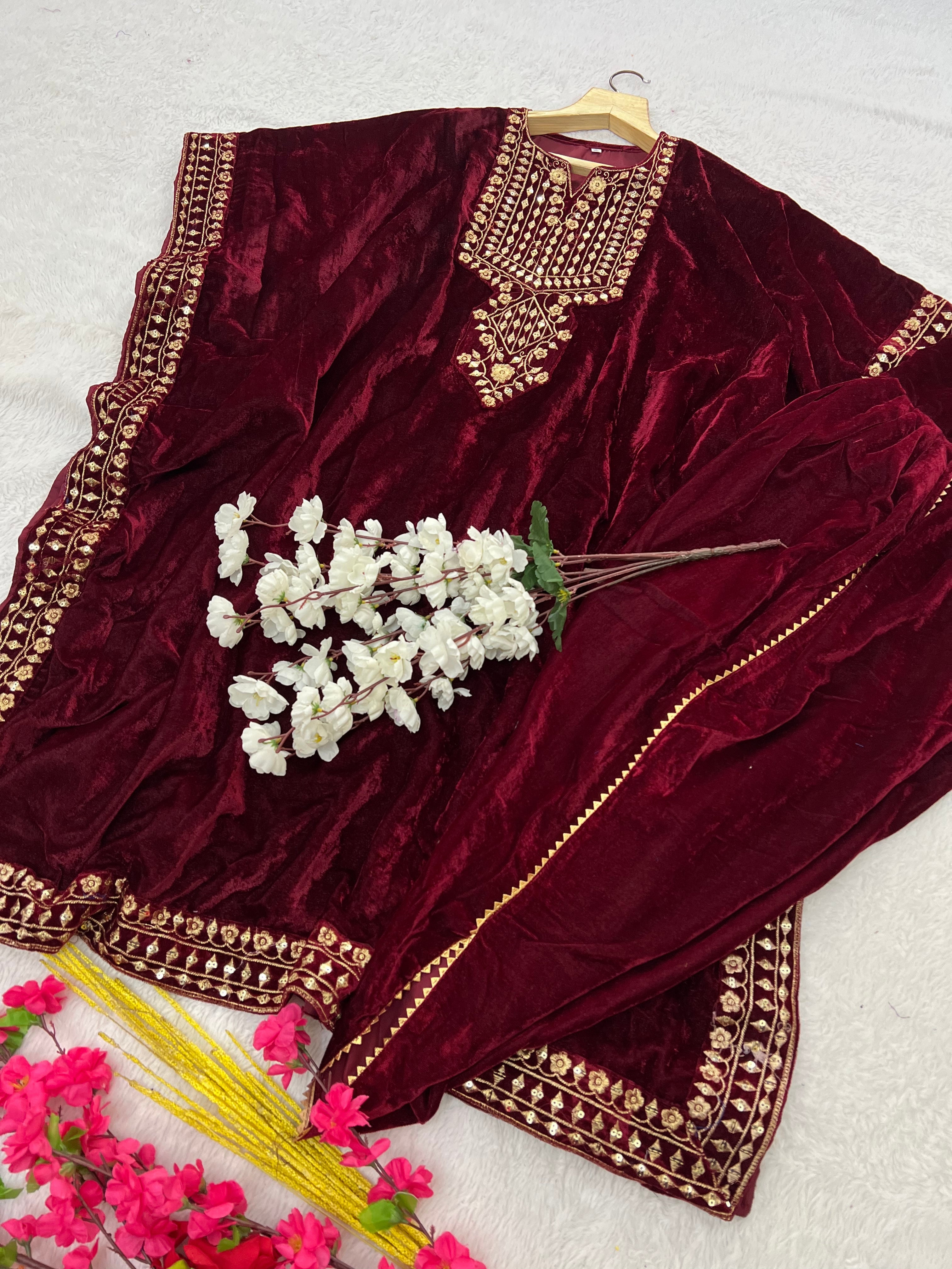 कढ़ाई के काम के साथ पार्टी वियर सुंदर टॉप और बॉटम