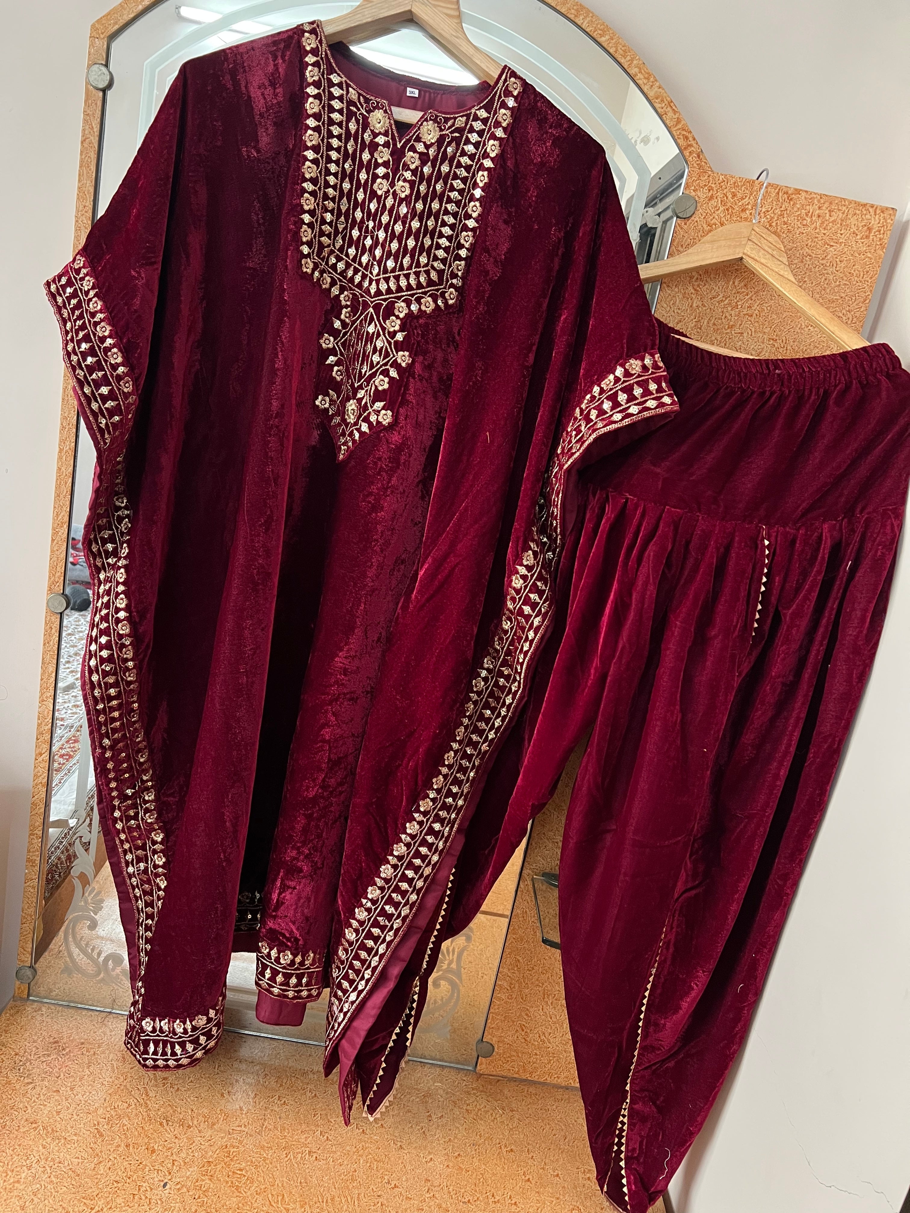 कढ़ाई के काम के साथ पार्टी वियर सुंदर टॉप और बॉटम