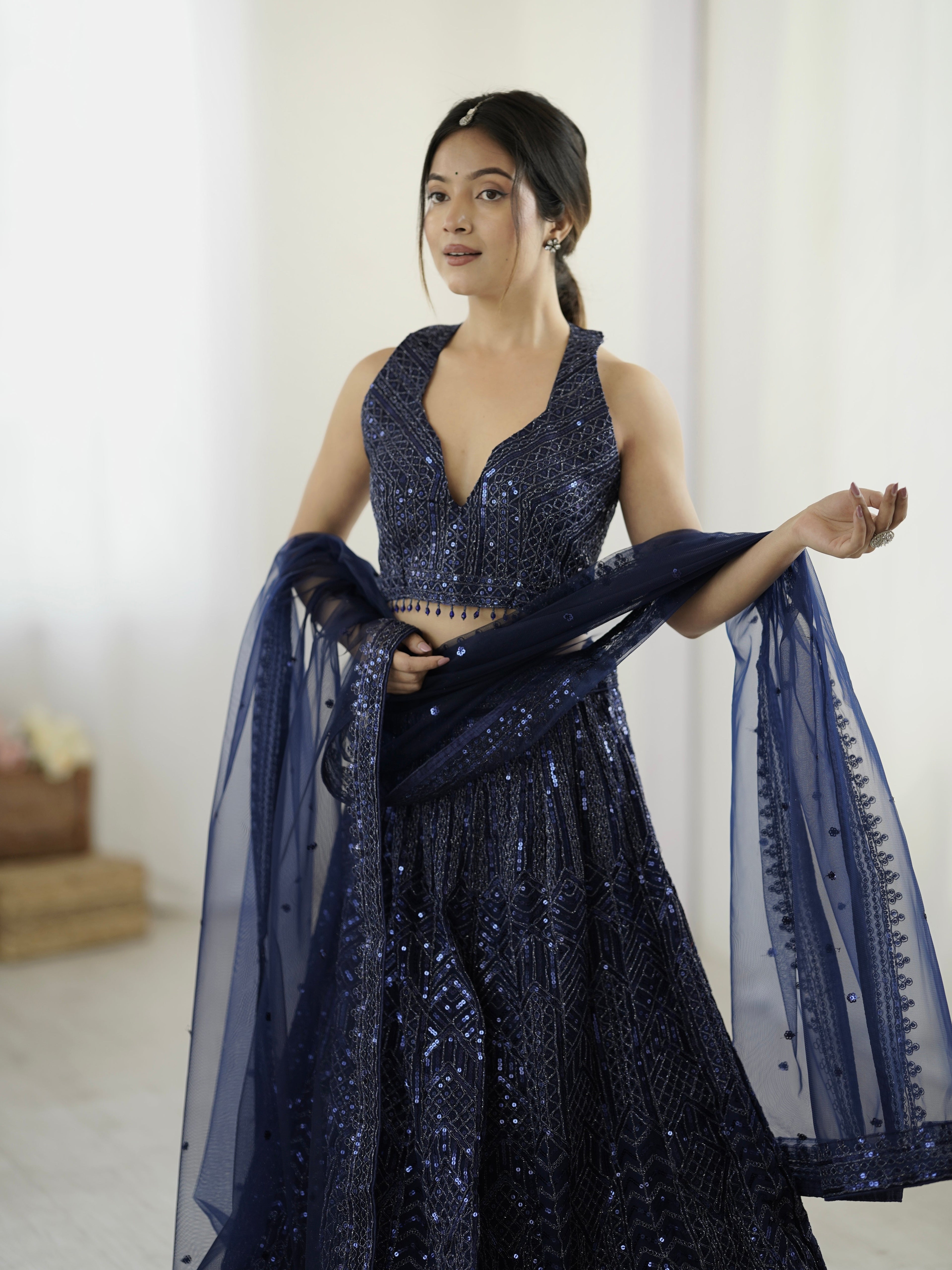 पार्टी वियर डिज़ाइनर नेट लहंगा चोली सीक्वेंस और डोरी वर्क के साथ