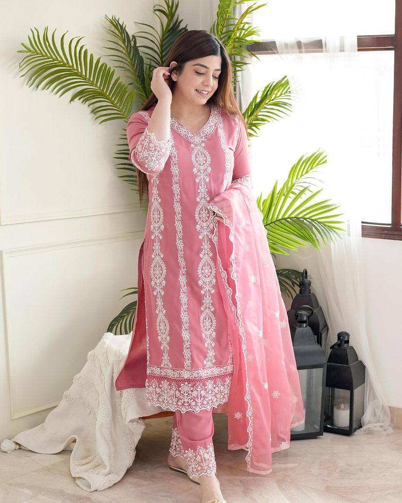 सुंदर प्लाज़ो के साथ डिज़ाइनर पार्टी वियर टॉप और बॉटम