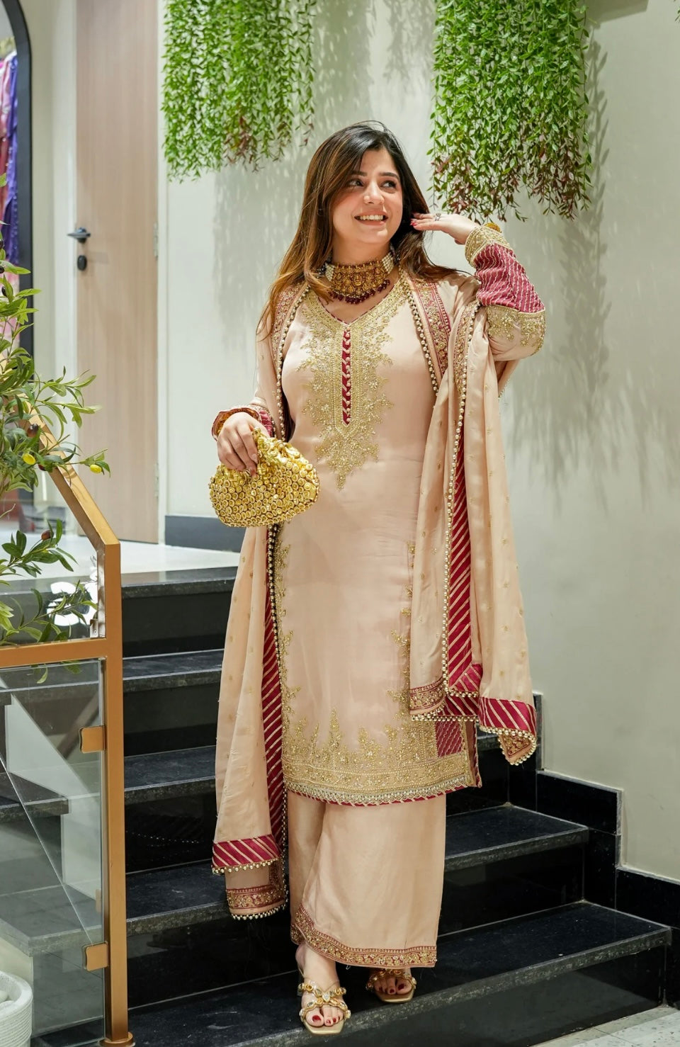 पार्टी वियर लुक: दुपट्टे के साथ टॉप और बॉटम में खूबसूरत दिखें