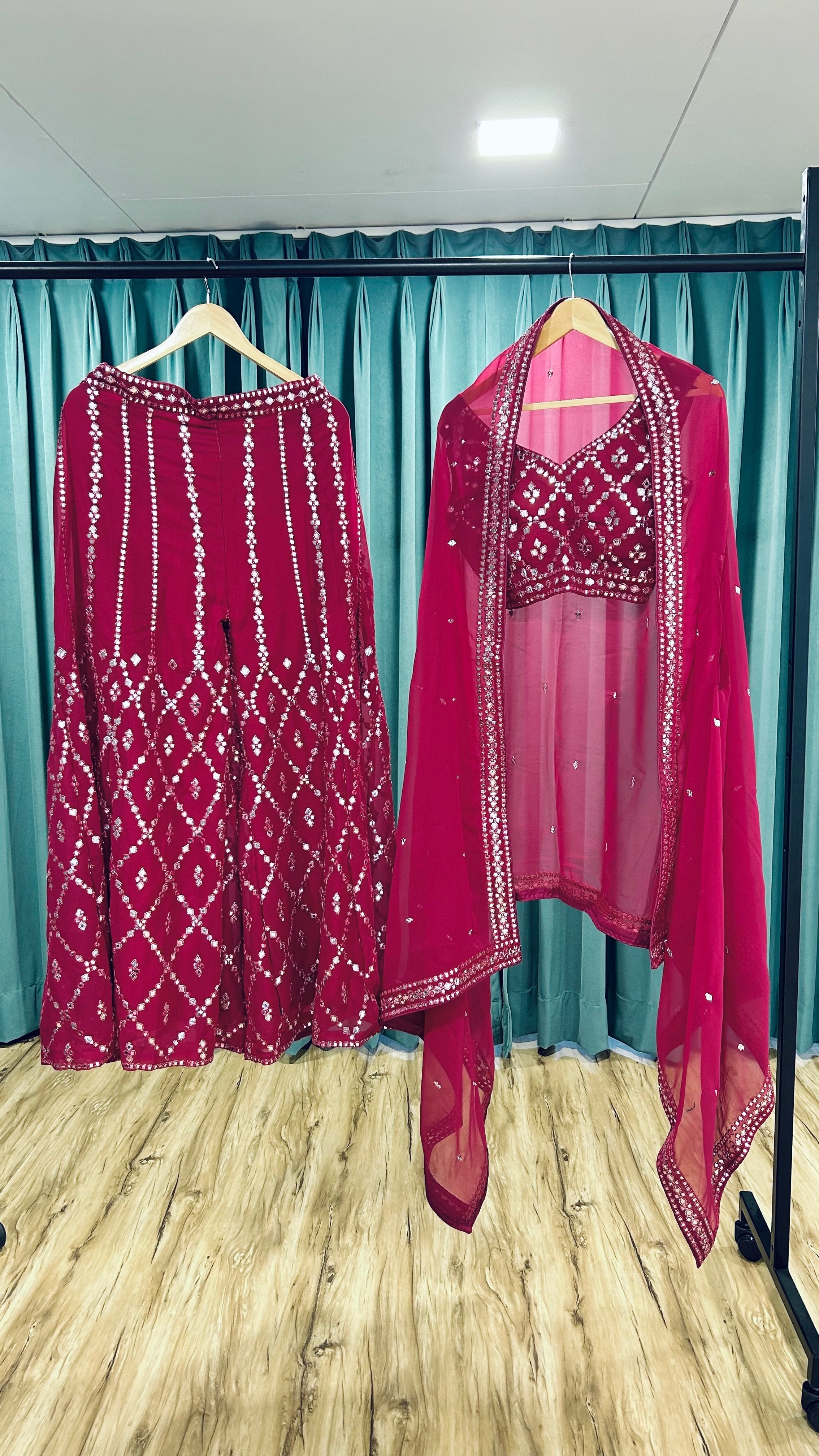 पार्टी वियर इंडो वेस्टर्न फ़ॉइल मिरर वर्क और थ्रेड वर्क के साथ