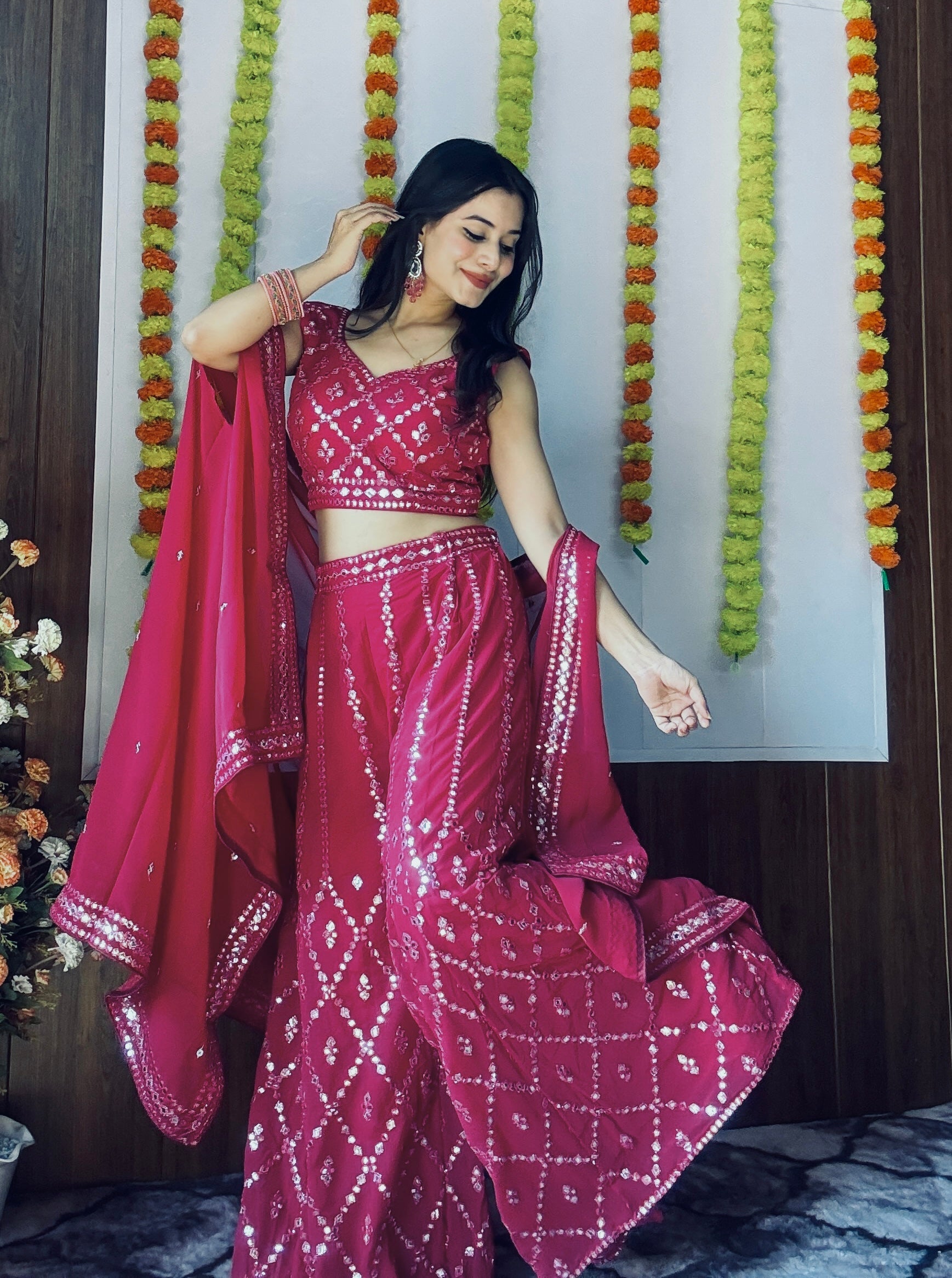 पार्टी वियर इंडो वेस्टर्न फ़ॉइल मिरर वर्क और थ्रेड वर्क के साथ