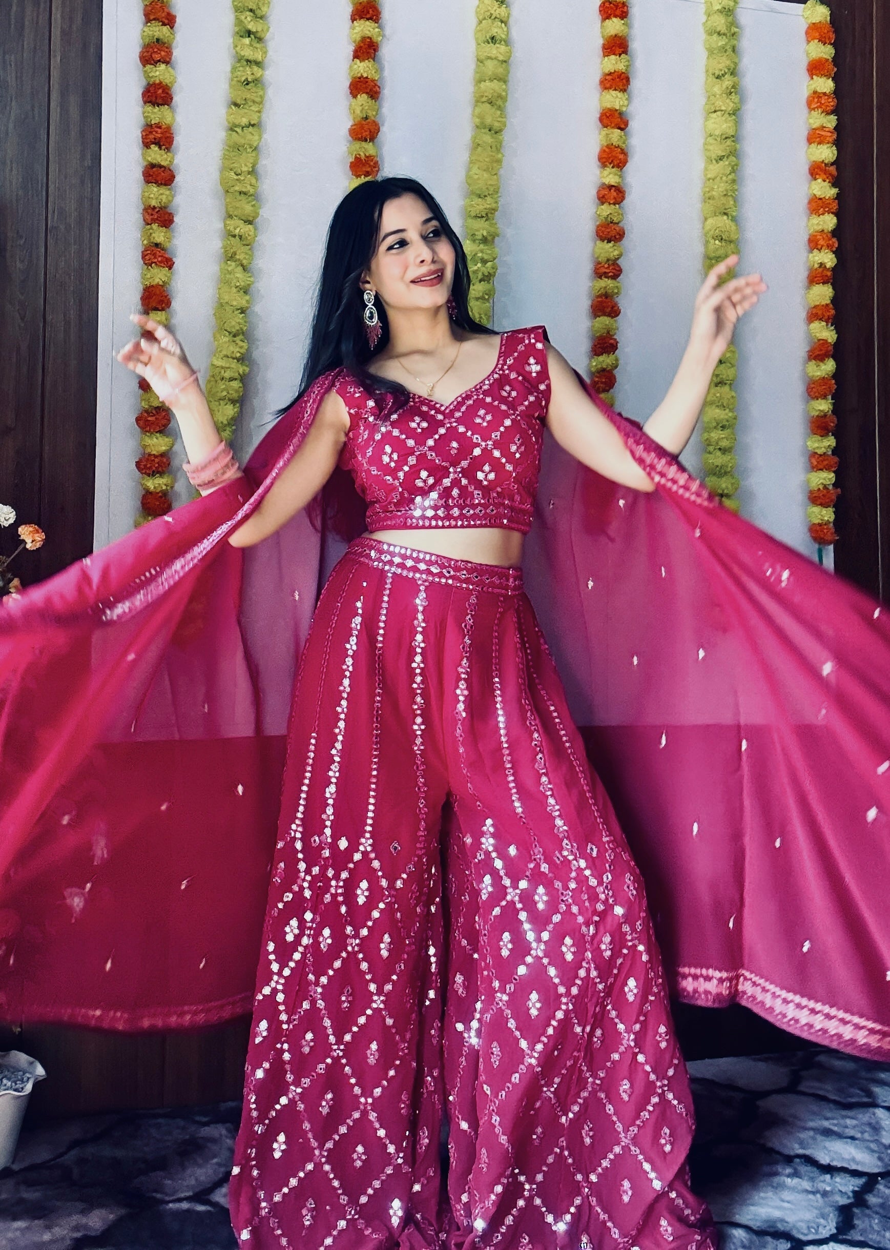 पार्टी वियर इंडो वेस्टर्न फ़ॉइल मिरर वर्क और थ्रेड वर्क के साथ