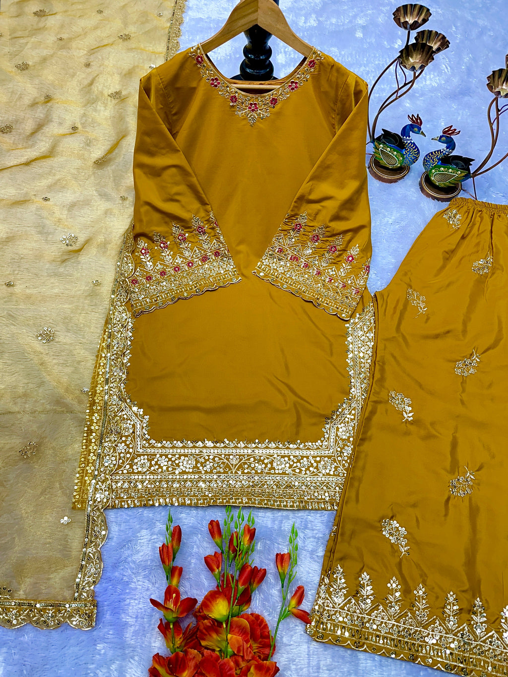 पार्टी वियर डिज़ाइनर टॉप-बॉटम और खूबसूरत दुपट्टा