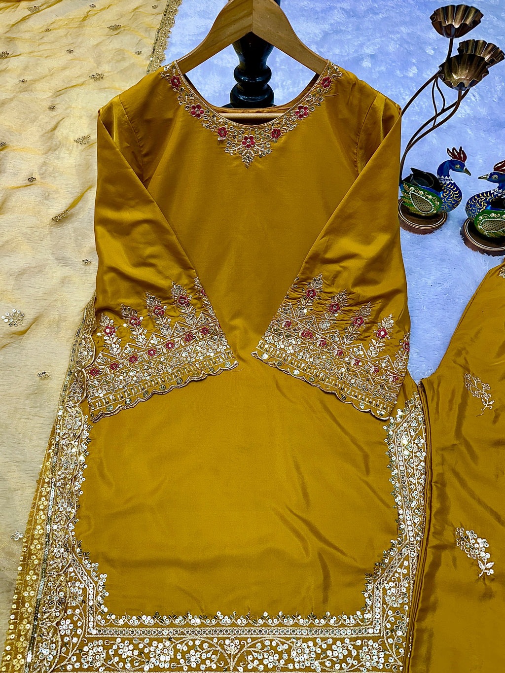 पार्टी वियर डिज़ाइनर टॉप-बॉटम और खूबसूरत दुपट्टा