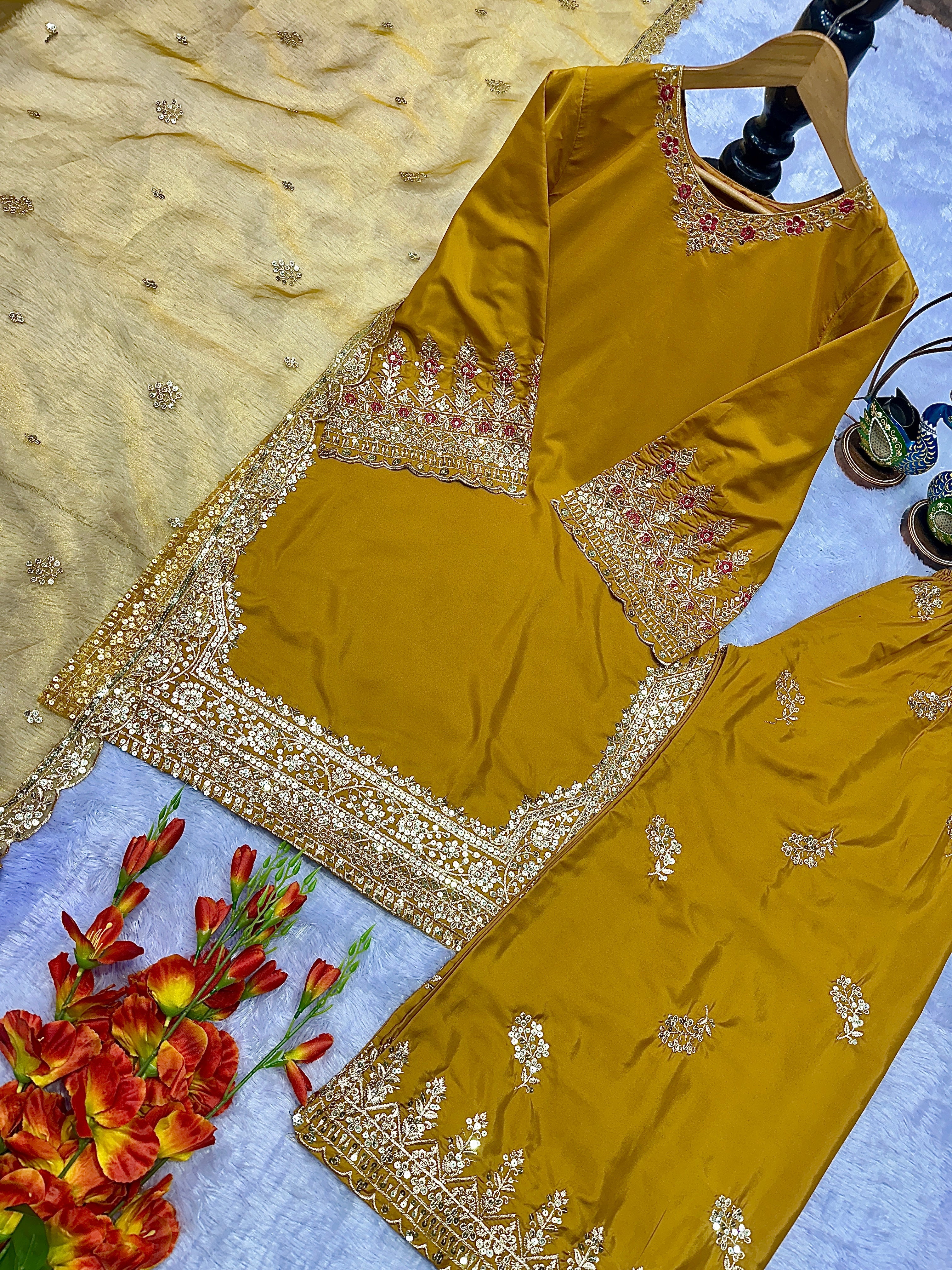 पार्टी वियर डिज़ाइनर टॉप-बॉटम और खूबसूरत दुपट्टा