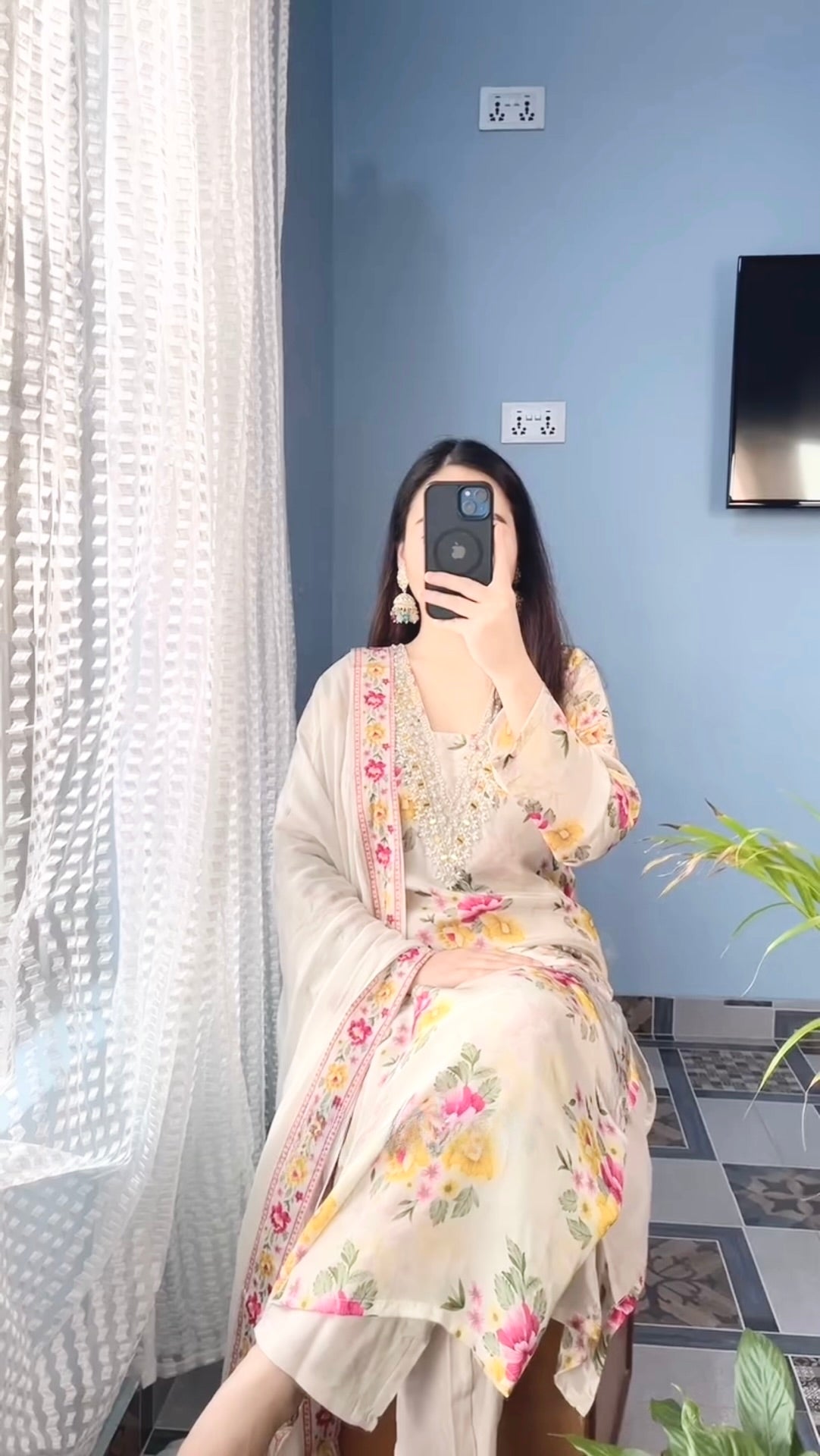 कढ़ाई अनुक्रम कार्य के साथ ऊपर-नीचे और दुपट्टा