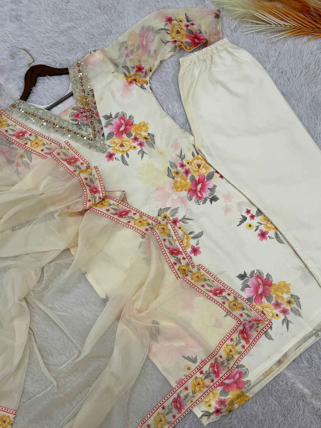 कढ़ाई अनुक्रम कार्य के साथ ऊपर-नीचे और दुपट्टा