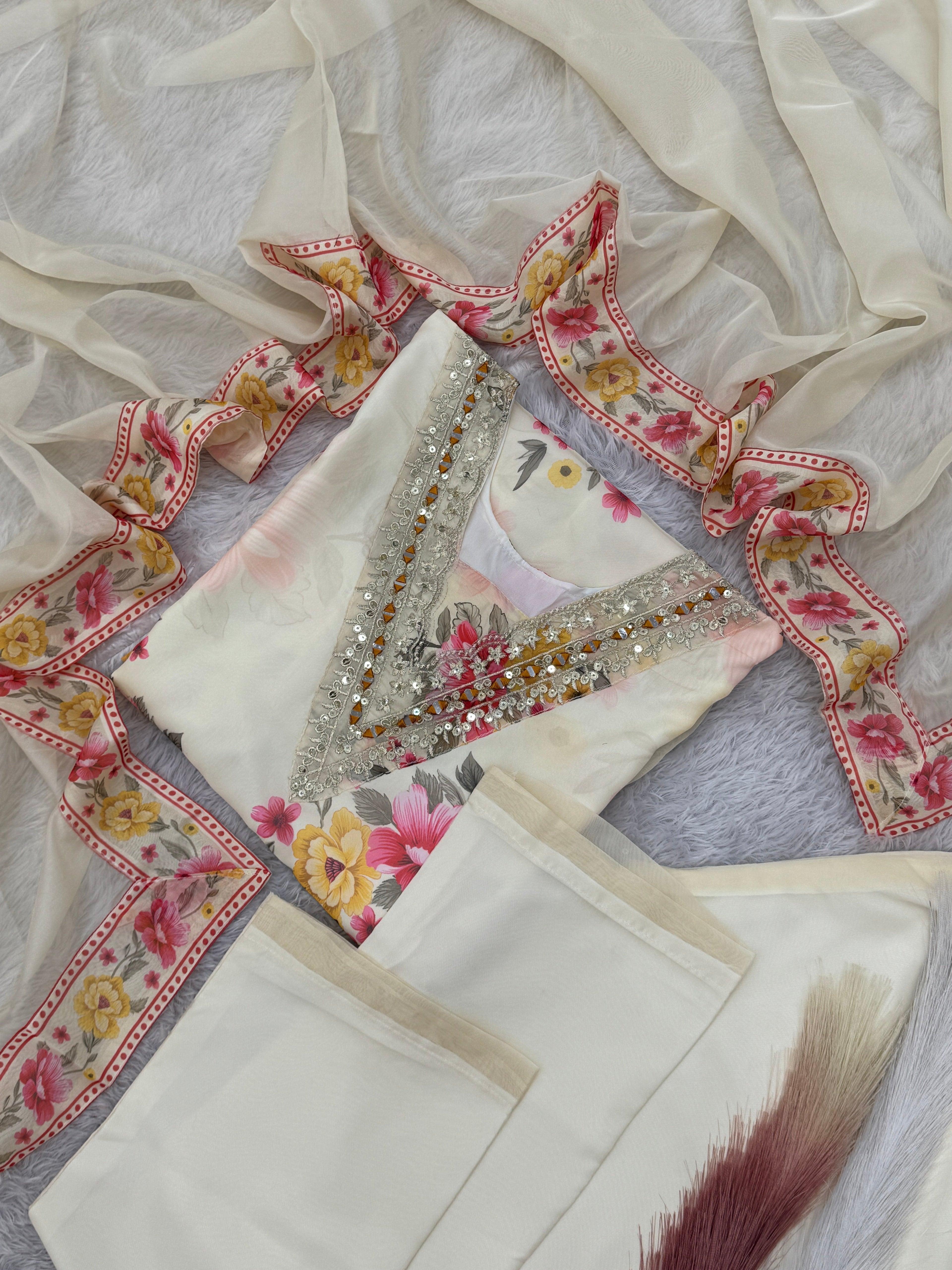 कढ़ाई अनुक्रम कार्य के साथ ऊपर-नीचे और दुपट्टा