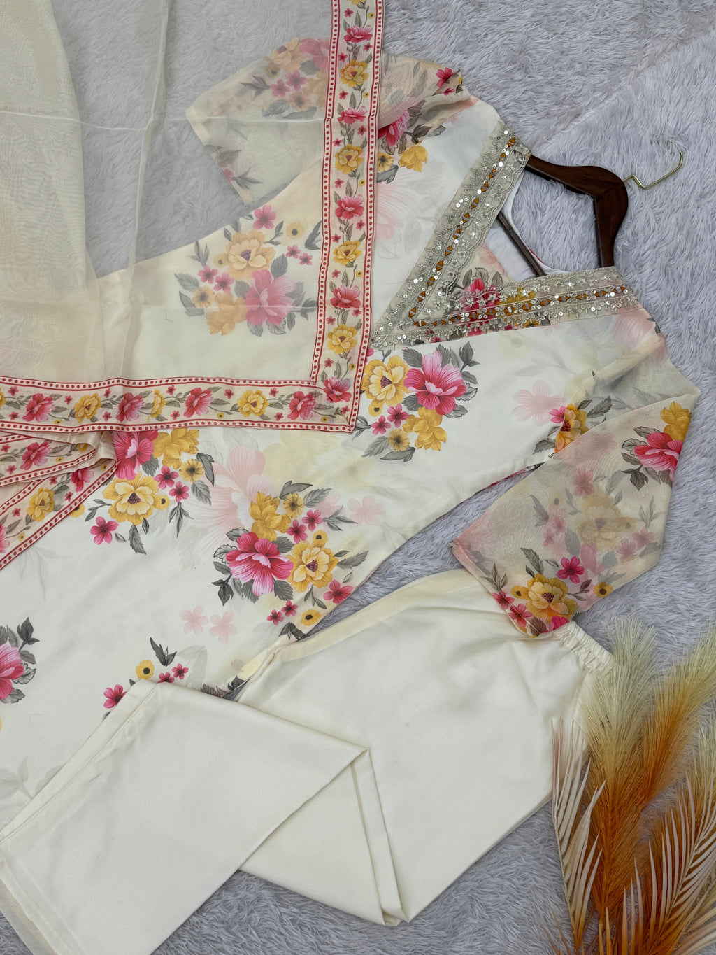 कढ़ाई अनुक्रम कार्य के साथ ऊपर-नीचे और दुपट्टा