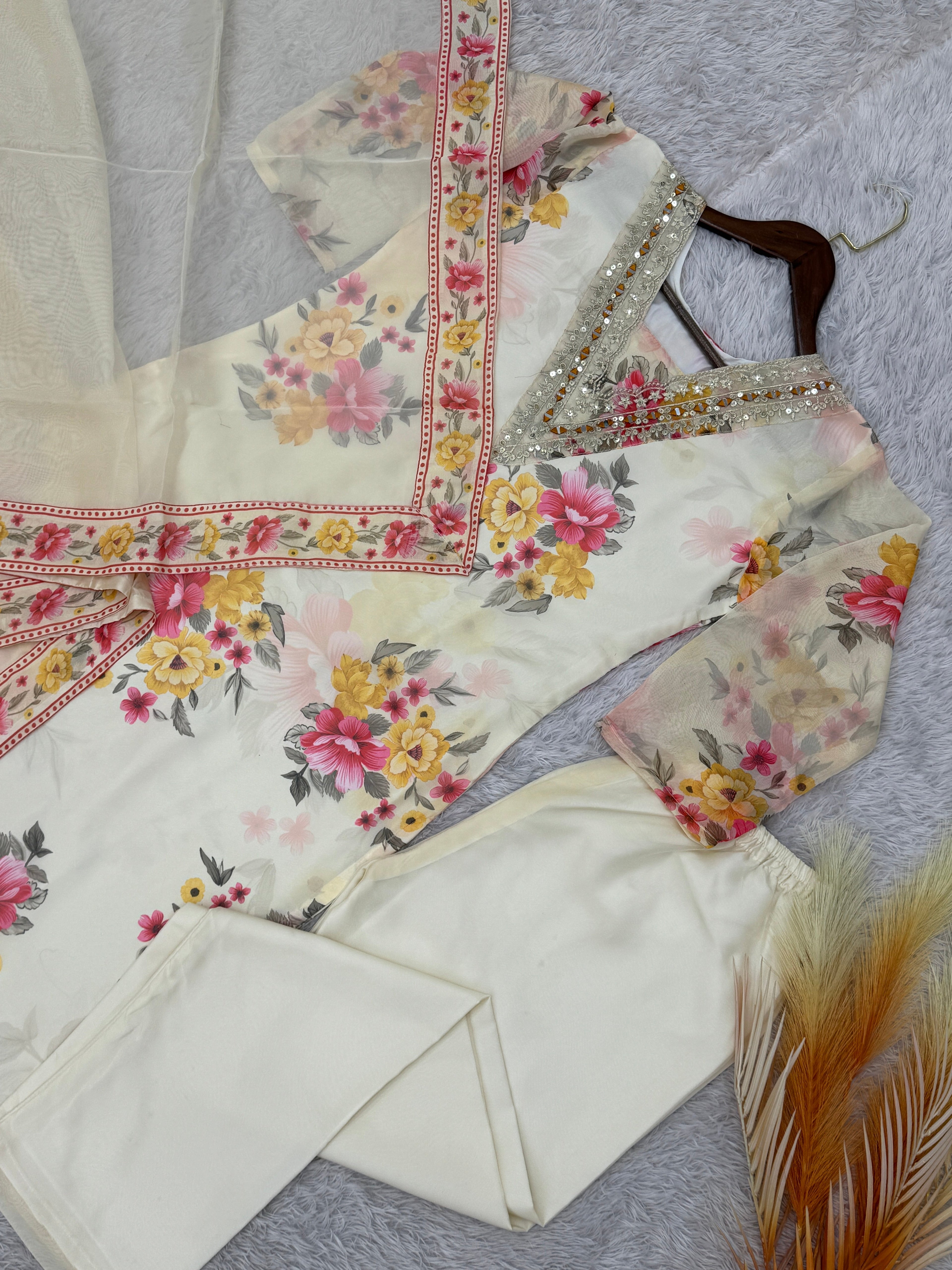 कढ़ाई अनुक्रम कार्य के साथ ऊपर-नीचे और दुपट्टा