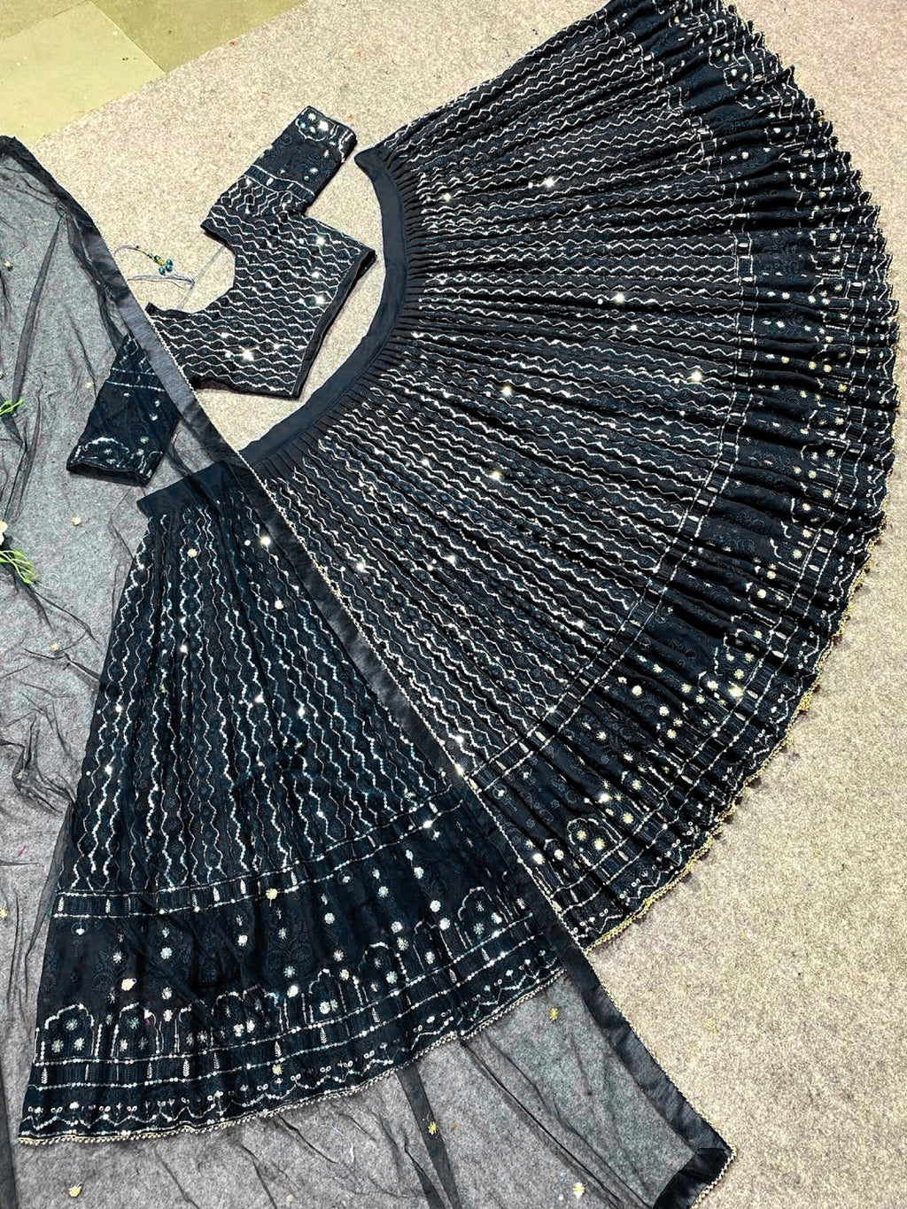 कढ़ाई और सीक्वेंस वर्क के साथ डिज़ाइनर पार्टी वियर लहंगा चोली