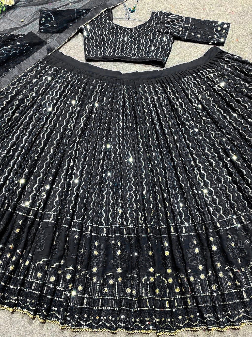 कढ़ाई और सीक्वेंस वर्क के साथ डिज़ाइनर पार्टी वियर लहंगा चोली