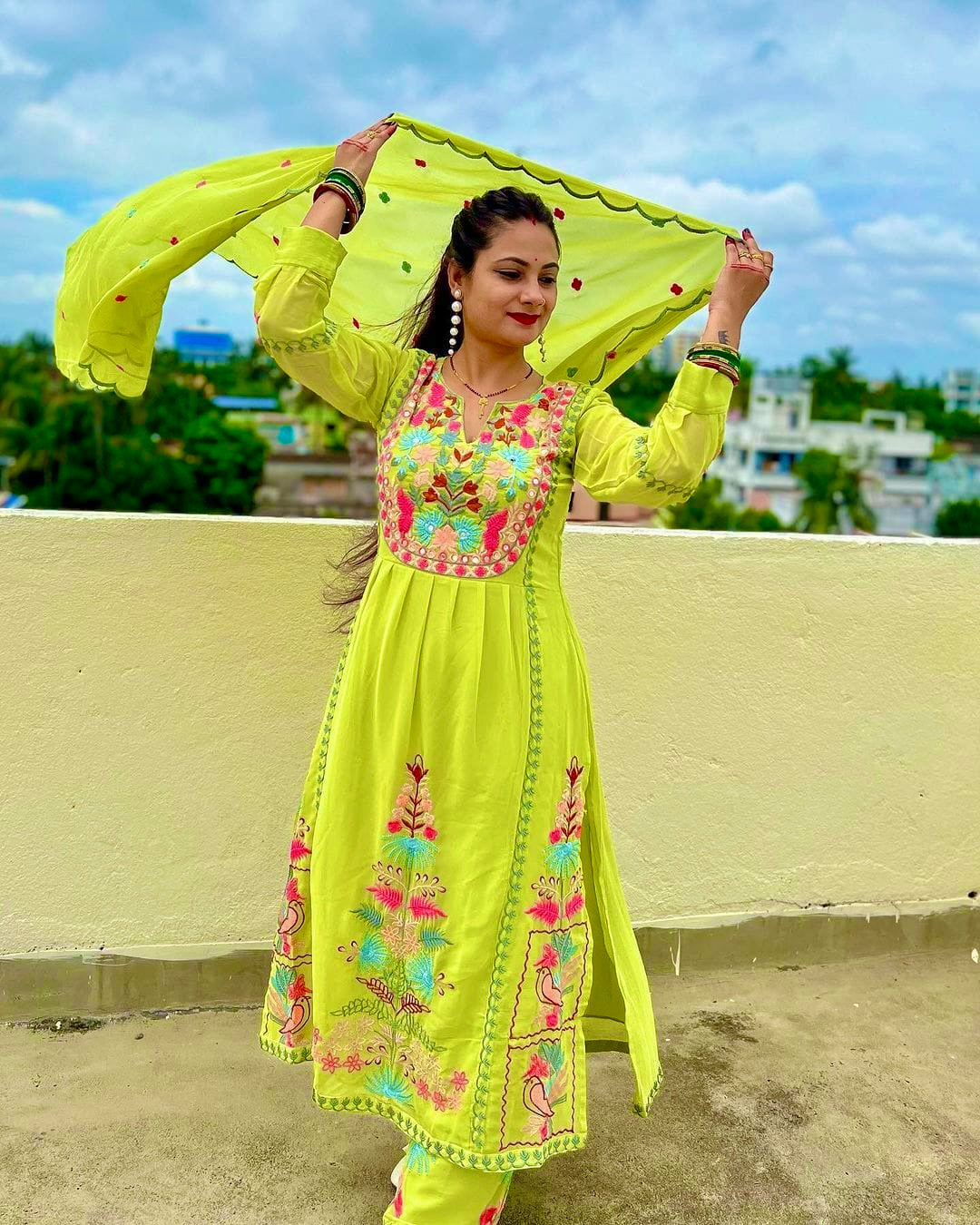 पार्टी में पहनने के लिए सुंदर टॉप और बॉटम दुपट्टे के साथ