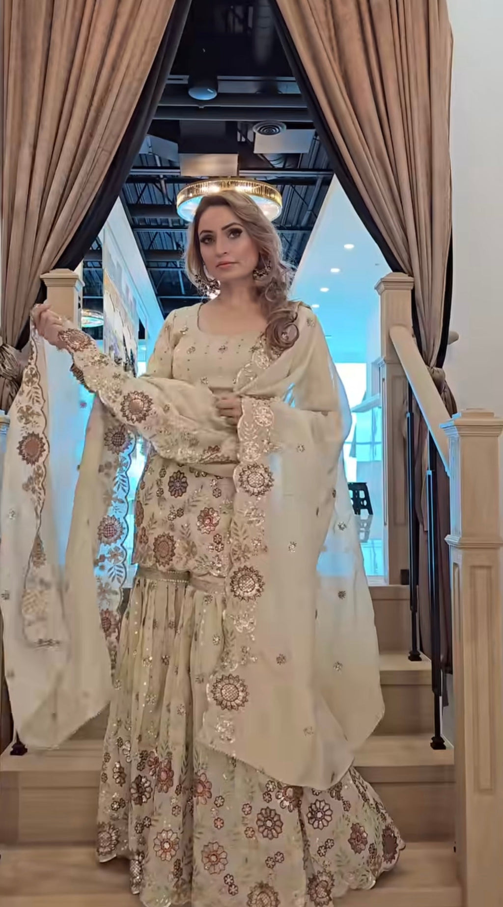 डिज़ाइनर पार्टी वियर लुक टॉप, शरारा प्लाज़ो और दुपट्टा