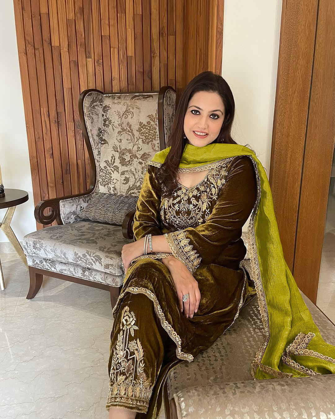 कढ़ाई के काम के साथ पार्टी वियर सुंदर सूट सेट