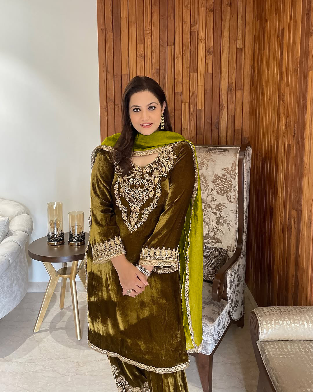 कढ़ाई के काम के साथ पार्टी वियर सुंदर सूट सेट