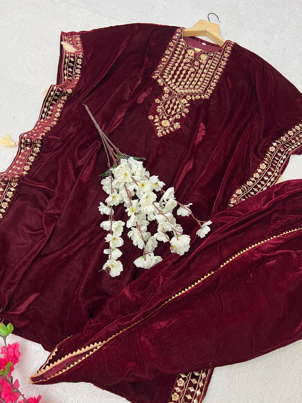 डिज़ाइनर पार्टी वियर लुक कफ्तान और धोती