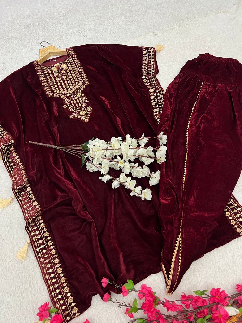 डिज़ाइनर पार्टी वियर लुक कफ्तान और धोती