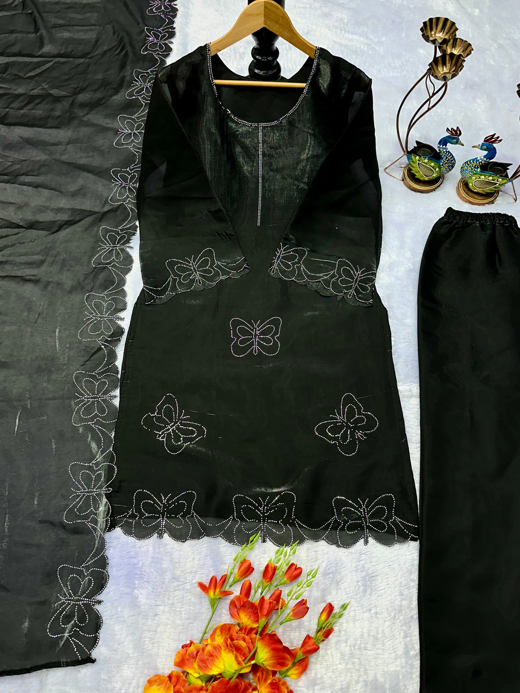 डायमंड वर्क वाला पार्टी वियर डिज़ाइनर सूट सेट