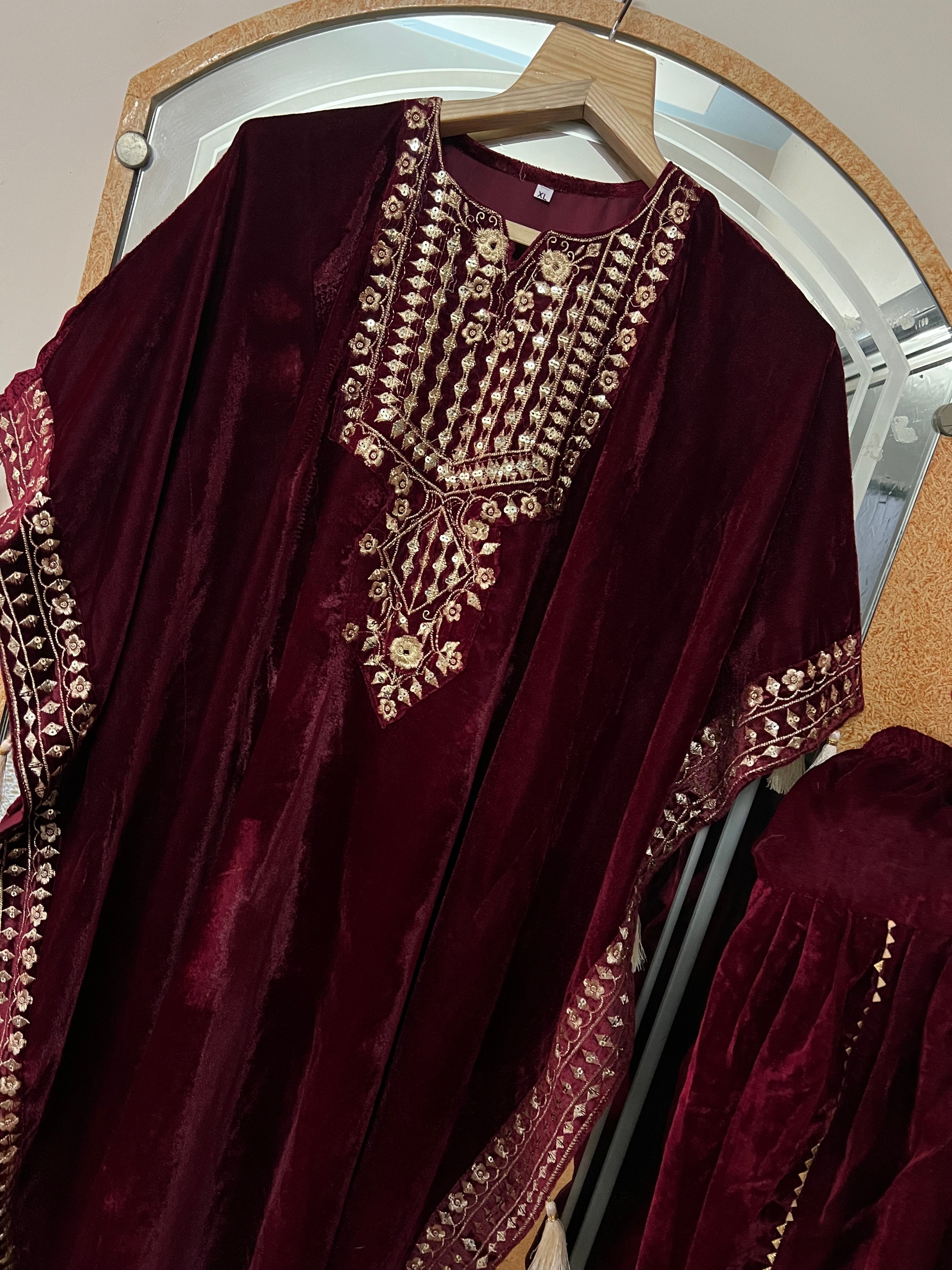 डिज़ाइनर पार्टी वियर लुक कफ्तान और धोती