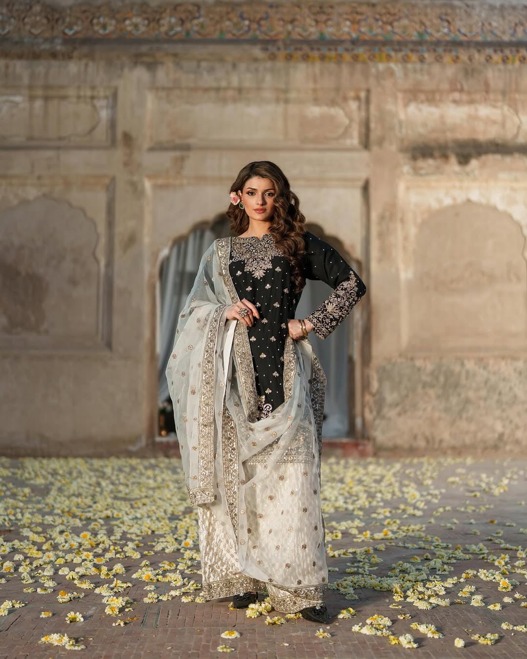 डिज़ाइनर टॉप - रिवेटेड मोती वर्क वाला दुपट्टा के साथ प्लाज़ो