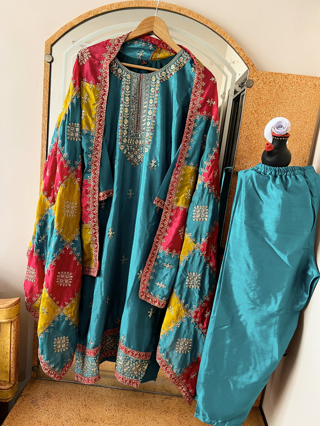 पार्टी वियर खूबसूरत टॉप-बॉटम और फैंसी दुपट्टा