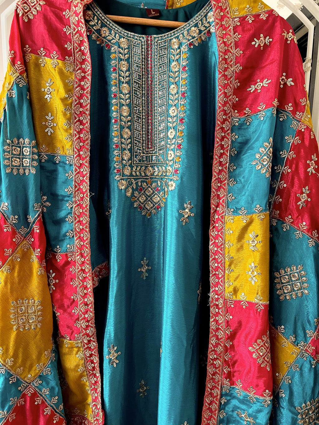 पार्टी वियर खूबसूरत टॉप-बॉटम और फैंसी दुपट्टा