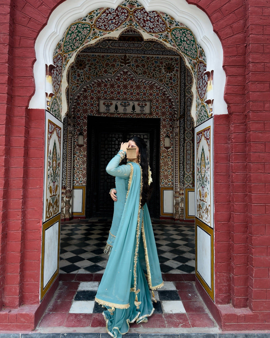 पार्टी वियर डिज़ाइनर टॉप और शरारा खूबसूरत दुपट्टे के साथ