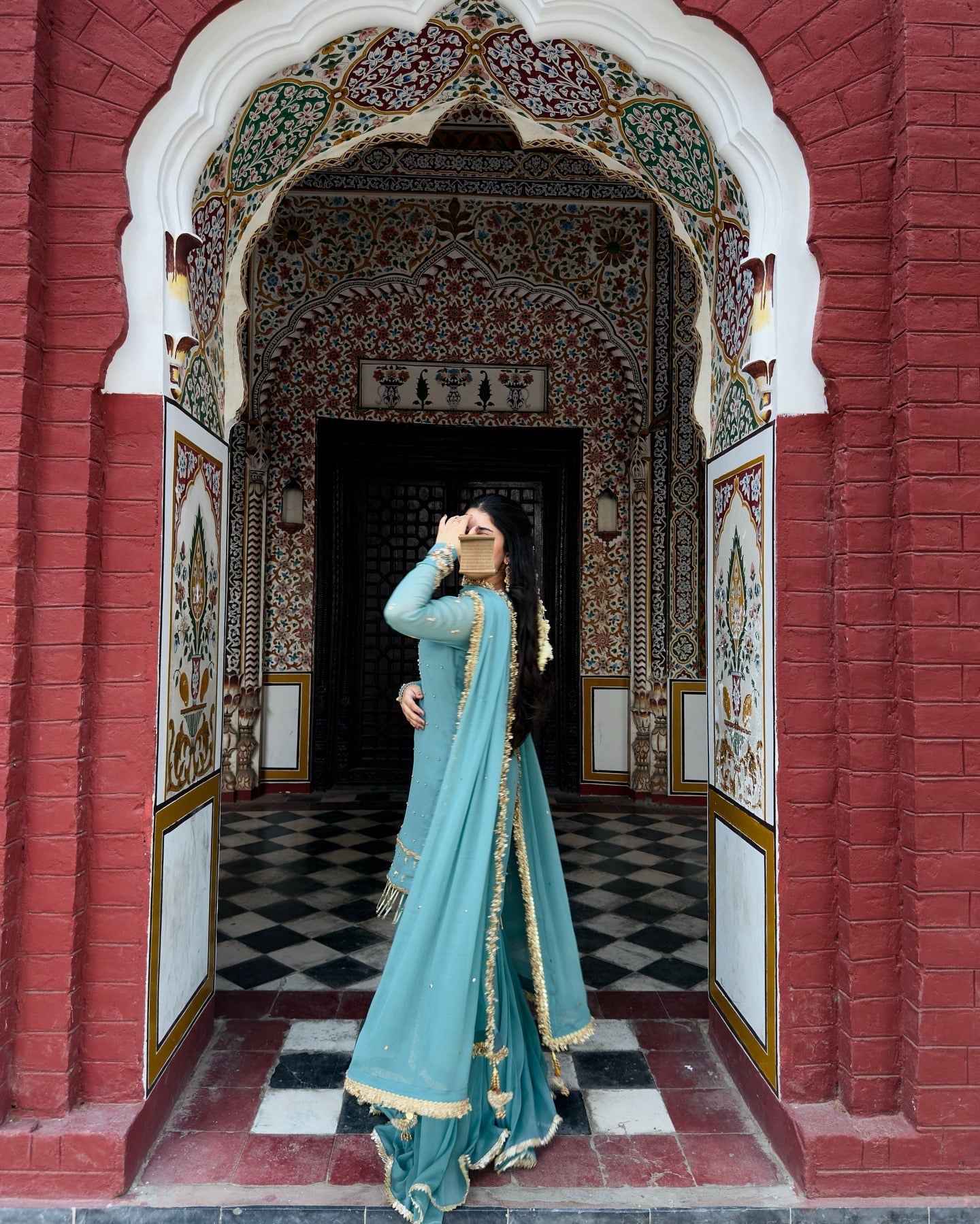 पार्टी वियर डिज़ाइनर टॉप और शरारा खूबसूरत दुपट्टे के साथ