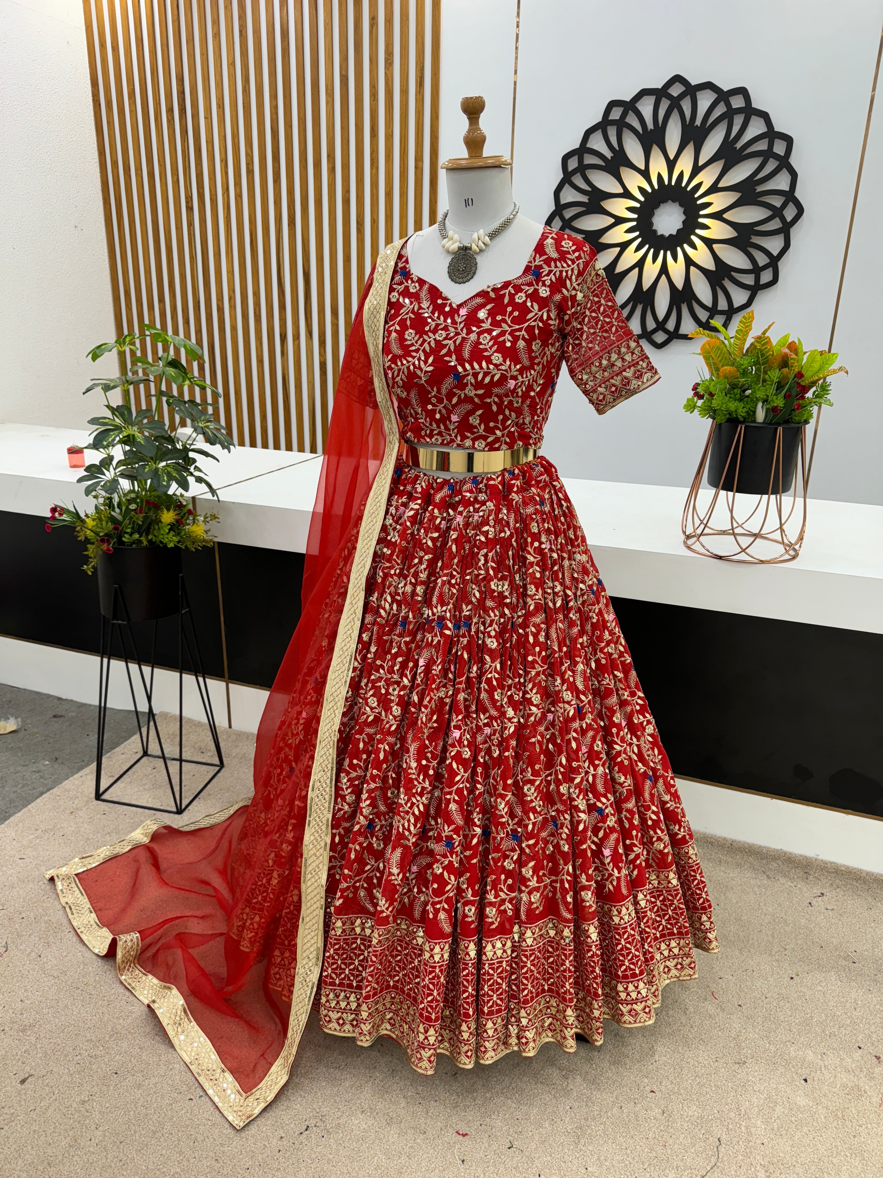 कढ़ाई अनुक्रम कार्य के साथ फैंसी लहंगा चोली