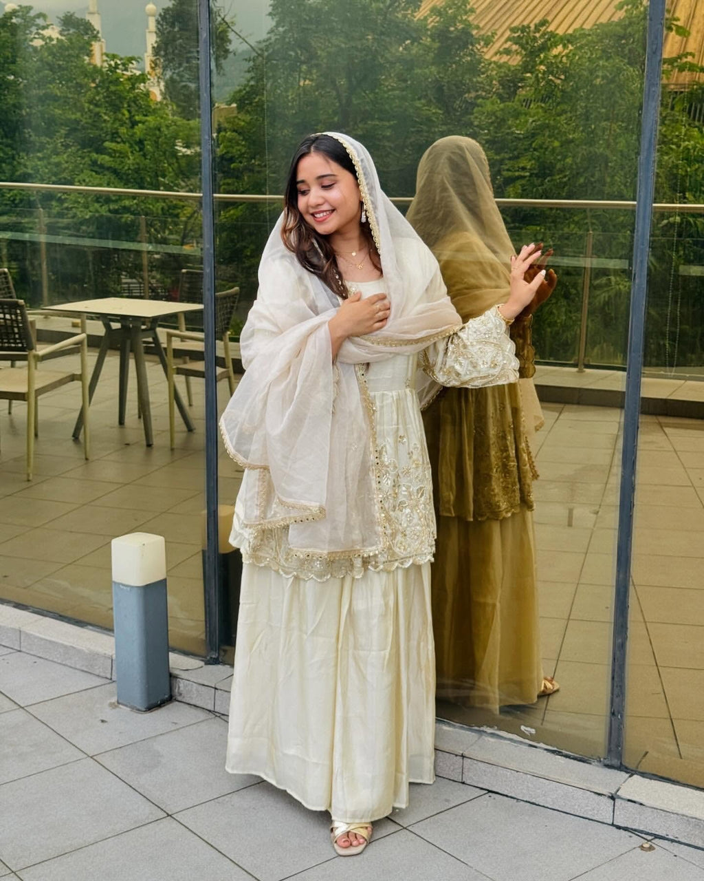 पार्टी वियर लुक डिज़ाइनर टॉप और बॉटम दुपट्टे के साथ