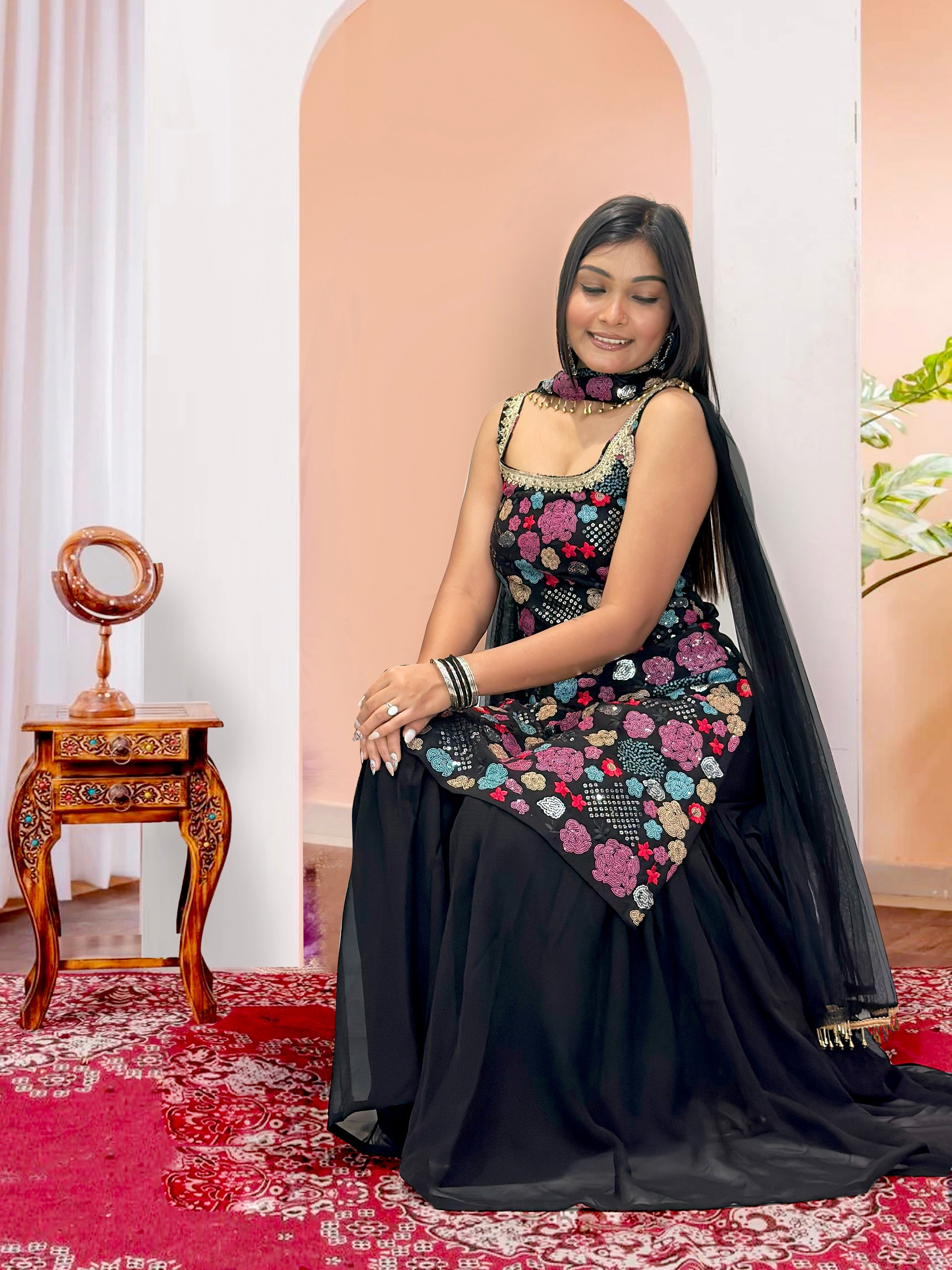 कढ़ाई अनुक्रम कार्य के साथ पार्टी वियर डिजाइनर सूट सेट