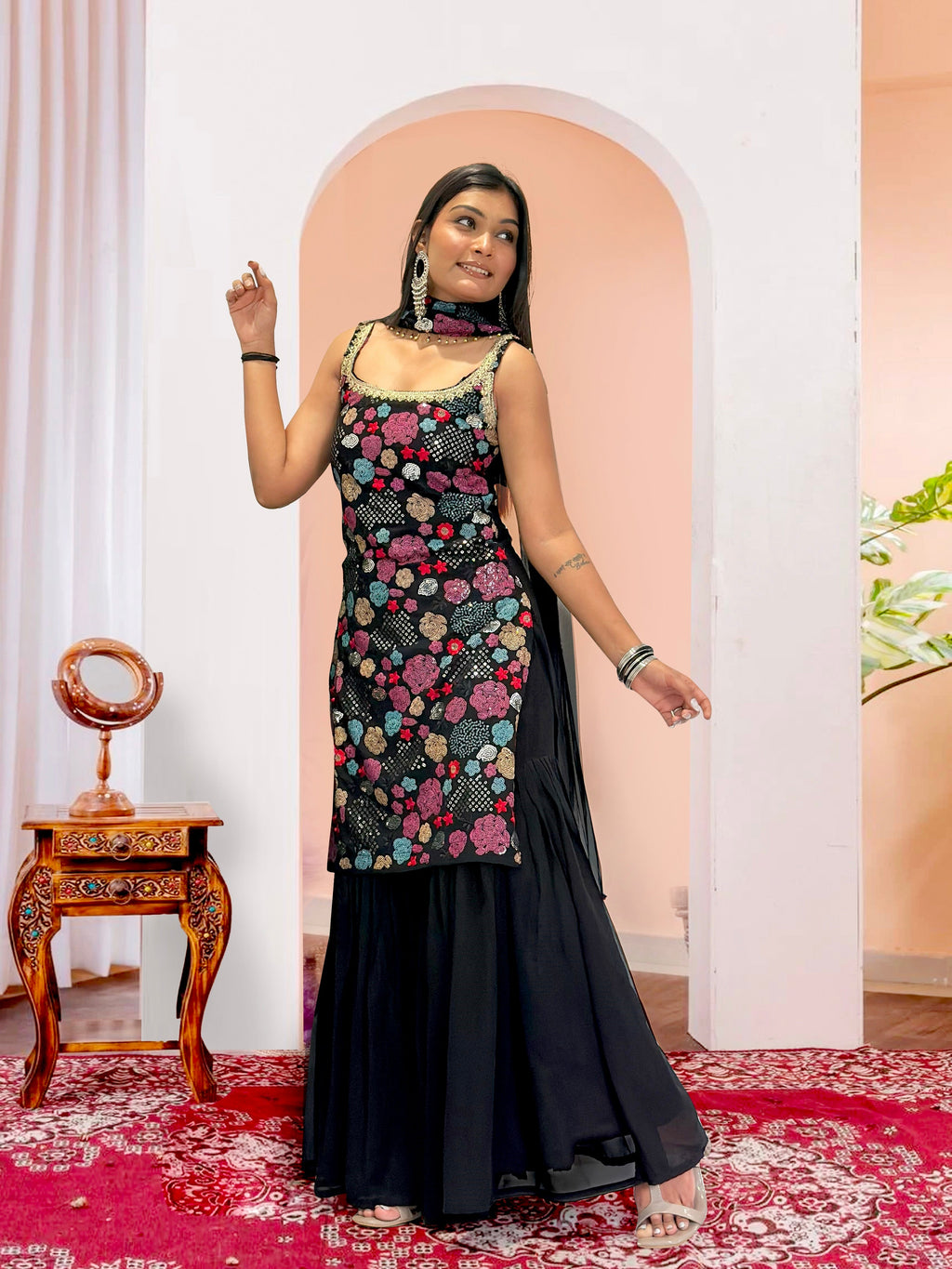 कढ़ाई अनुक्रम कार्य के साथ पार्टी वियर डिजाइनर सूट सेट